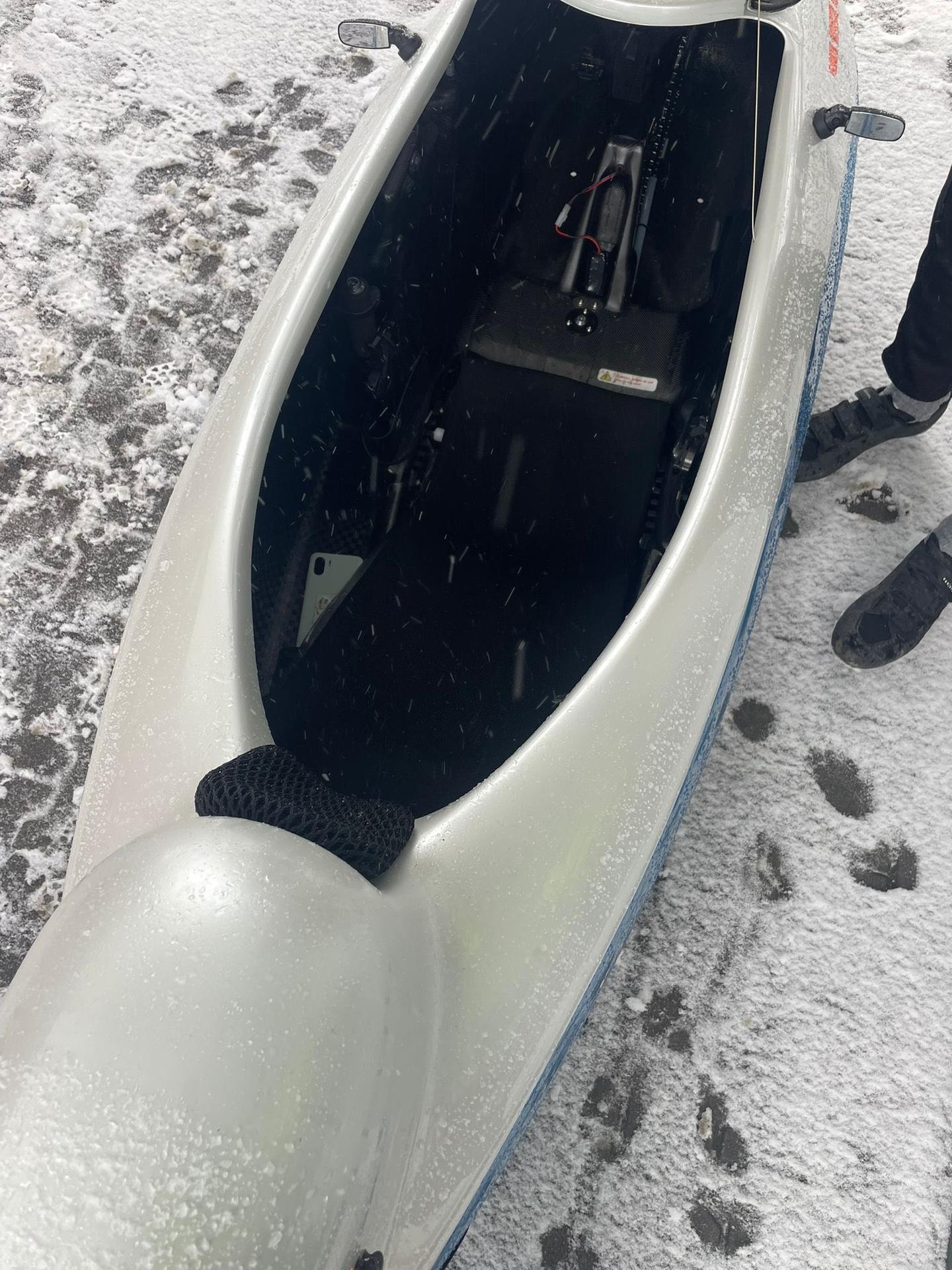 Sotva pochopiť, ako sa muž do auta natlačil.