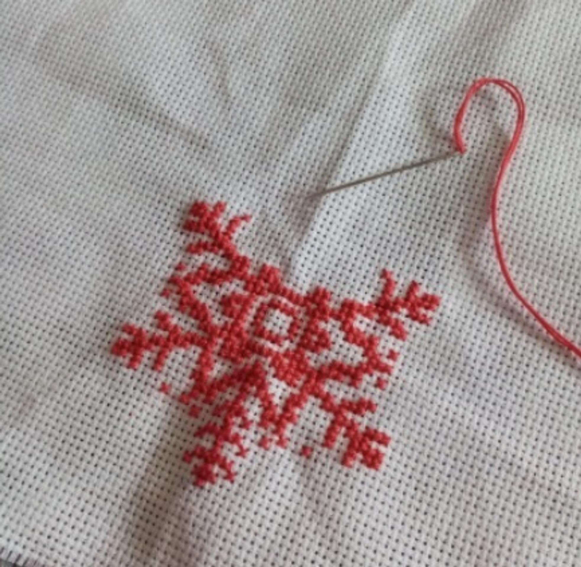 Aj hovorkyňa ministerstva práce, sociálnych vecí a rodiny Veronika Husárová šije rúška.