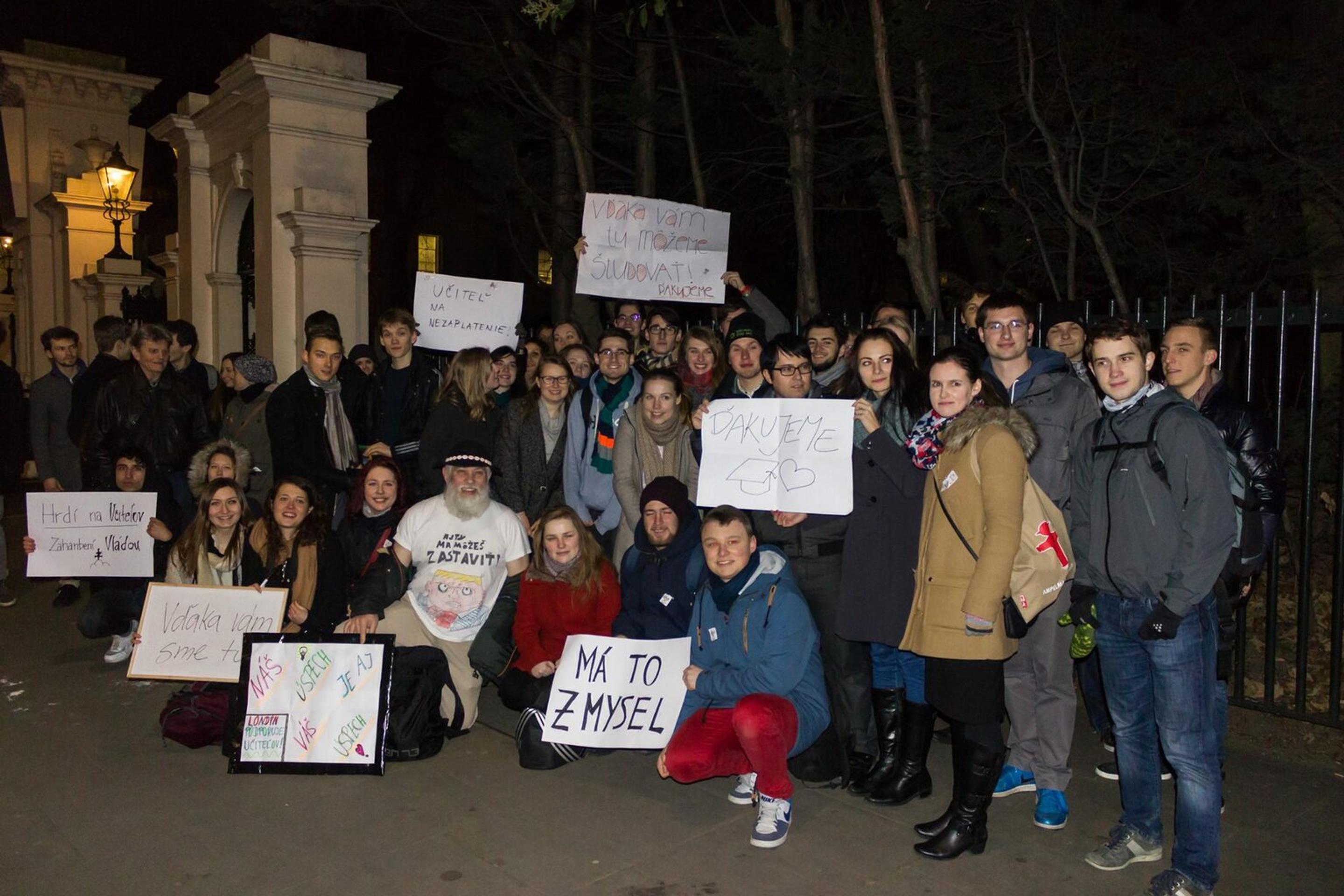 Študenti podporili slovenských učiteľov v Londýne.