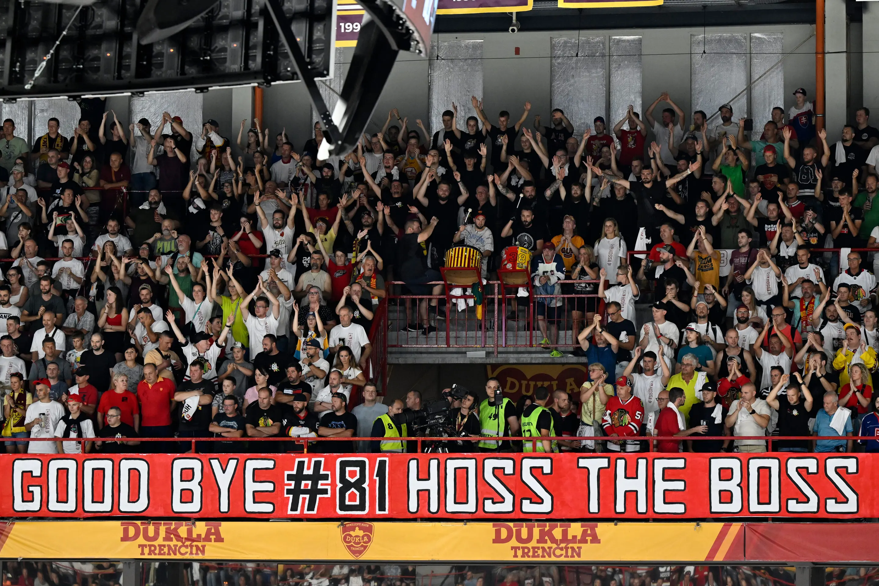 Fanúšikovia počas rozlúčkového zápasu Mariána Hossu - Goodbye Game 81