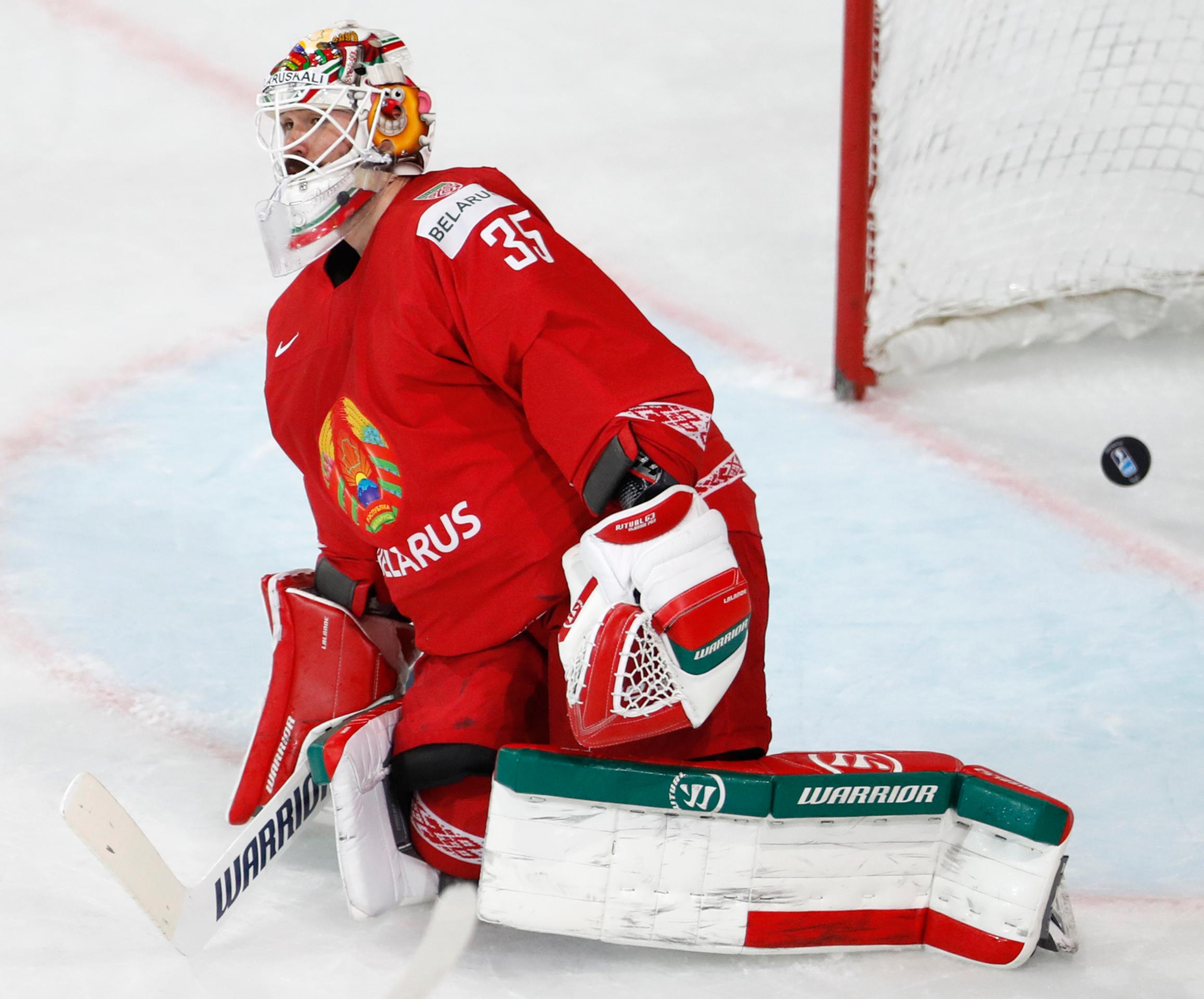 Prekonaný bieloruský brankár Kevin Lalande po strele Radka Gudasa.