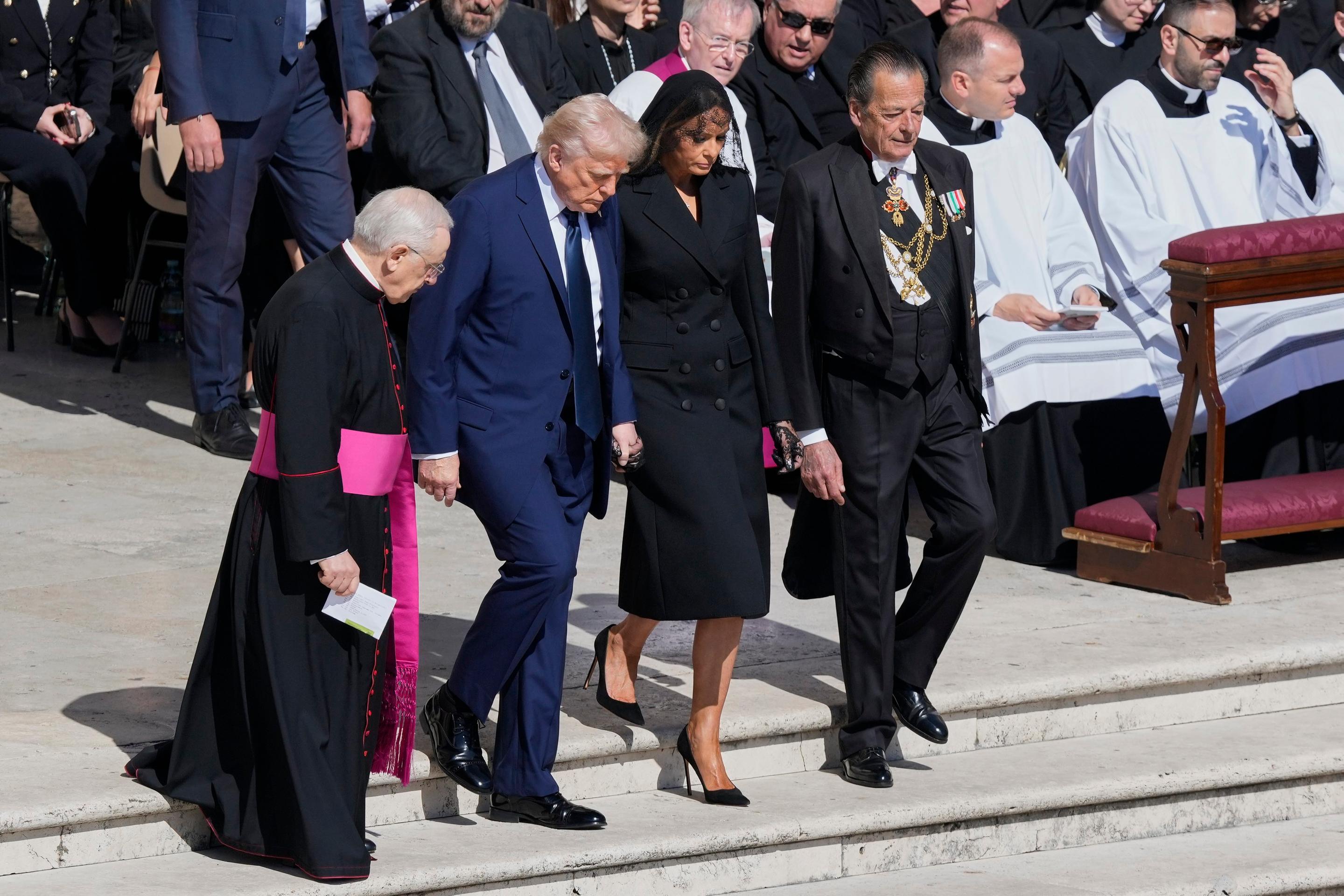 Donald Trump a Melania Trumpová na pohrebe pápeža Františka