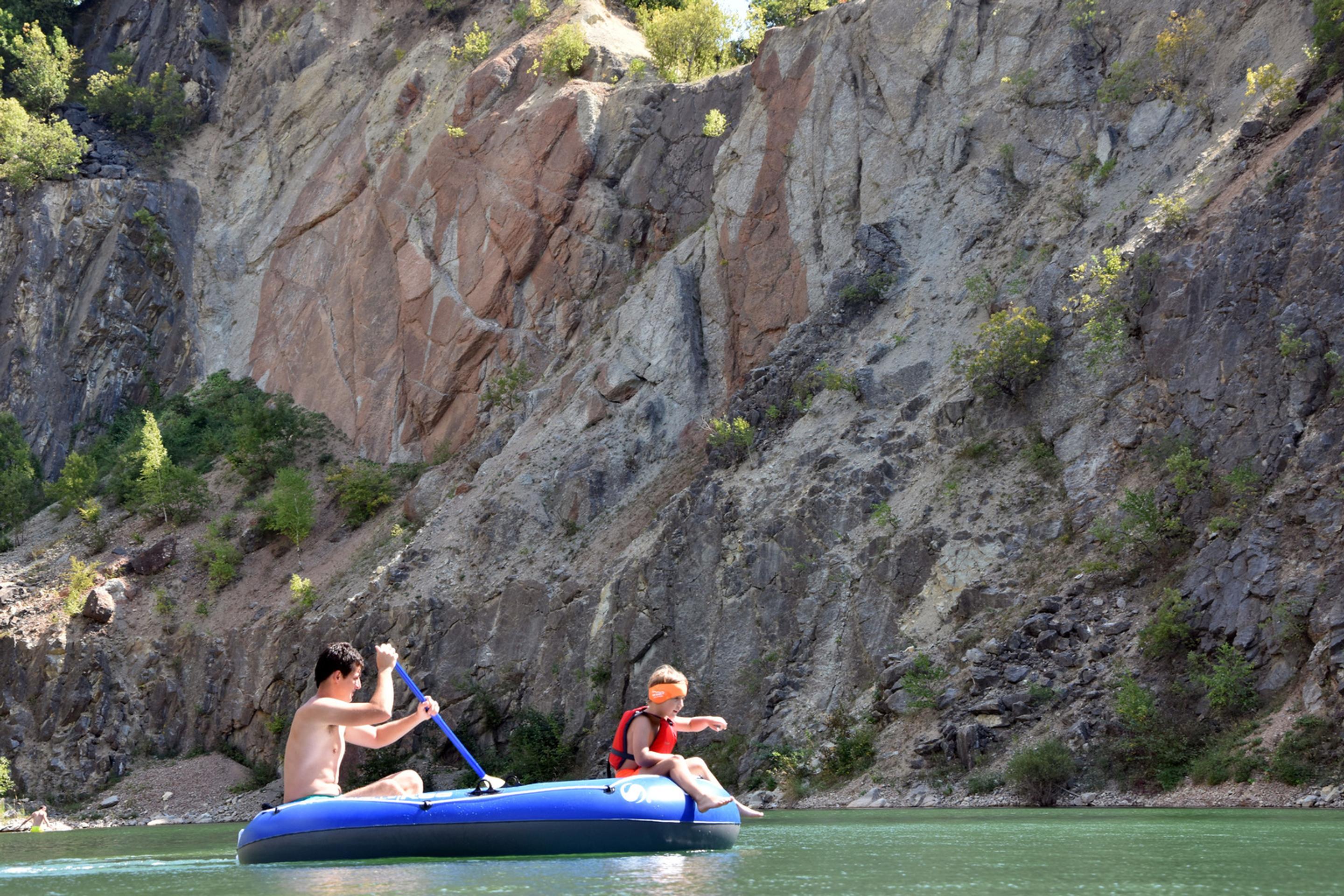 Kameňolom pri obci Beňatina.