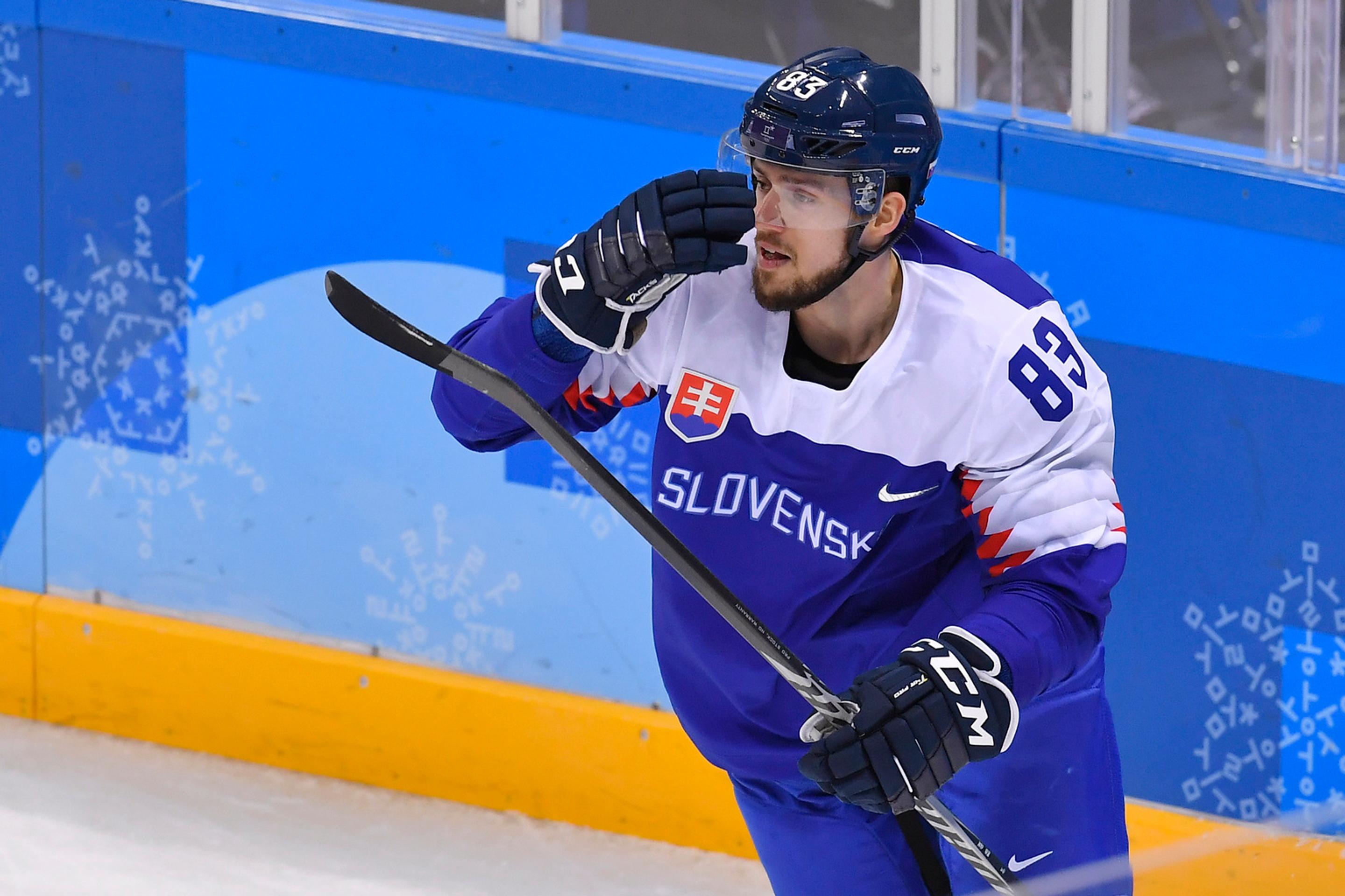 Radosť slovenských hokejistov po góle v sieti Olympionikov z Ruska v zápase ZOH 2018.