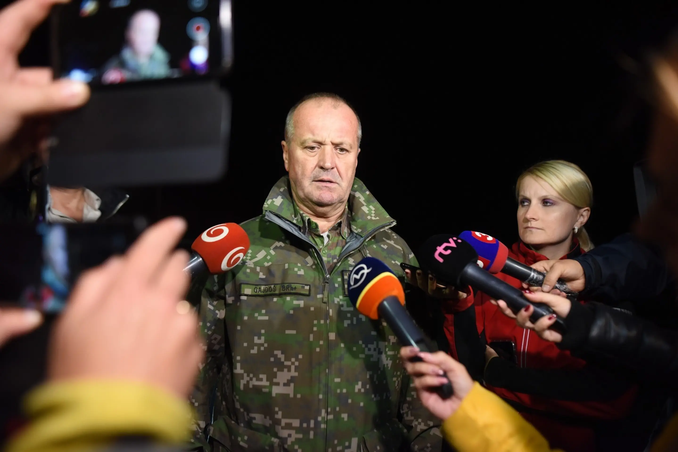 Náčelník štábu Ozbrojených síl SR generálmajor Miroslav Lorinc odpovedá na otázky po páde stíhačky.