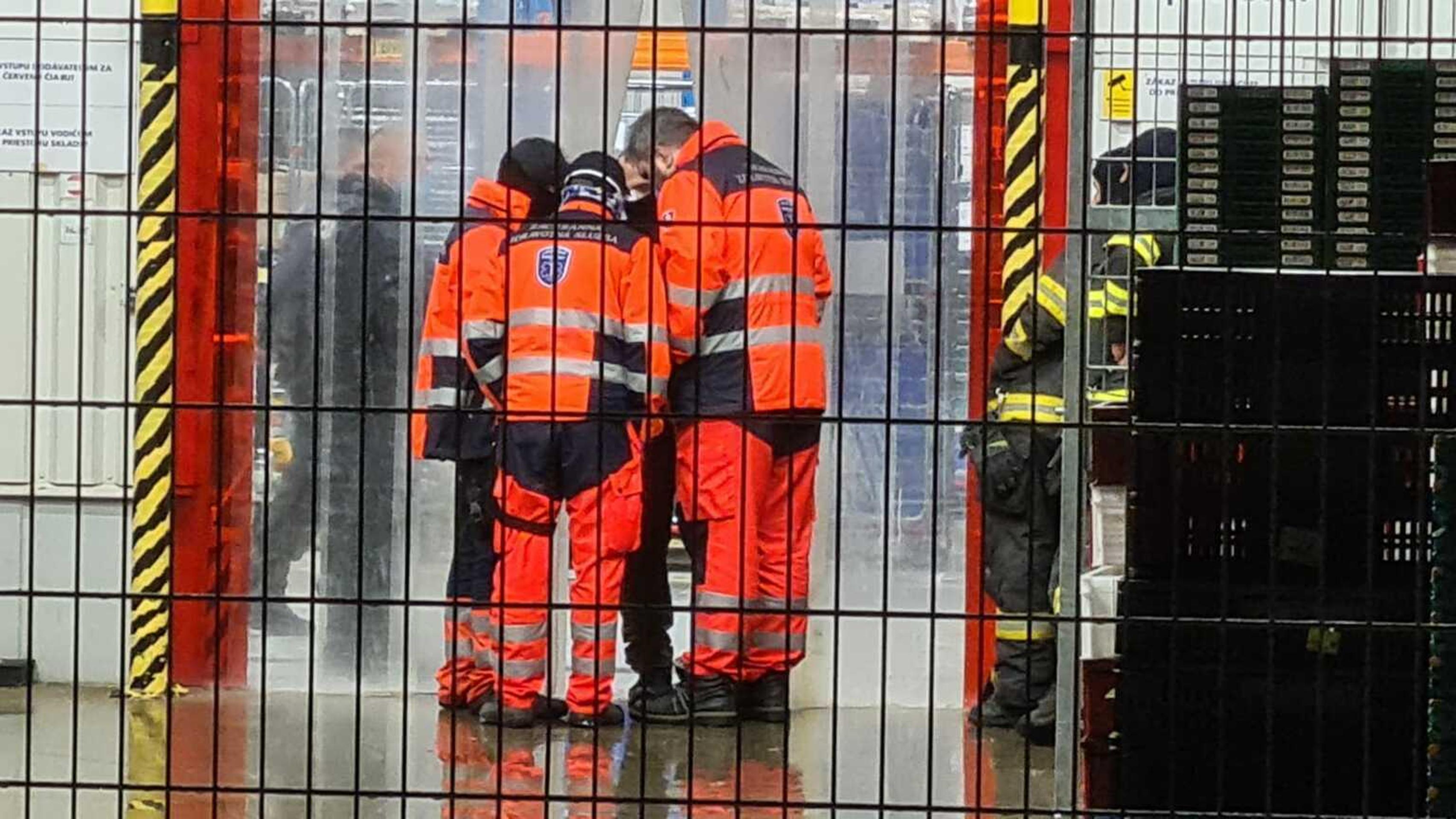 V bytovke usmrtil svojich rodičov.