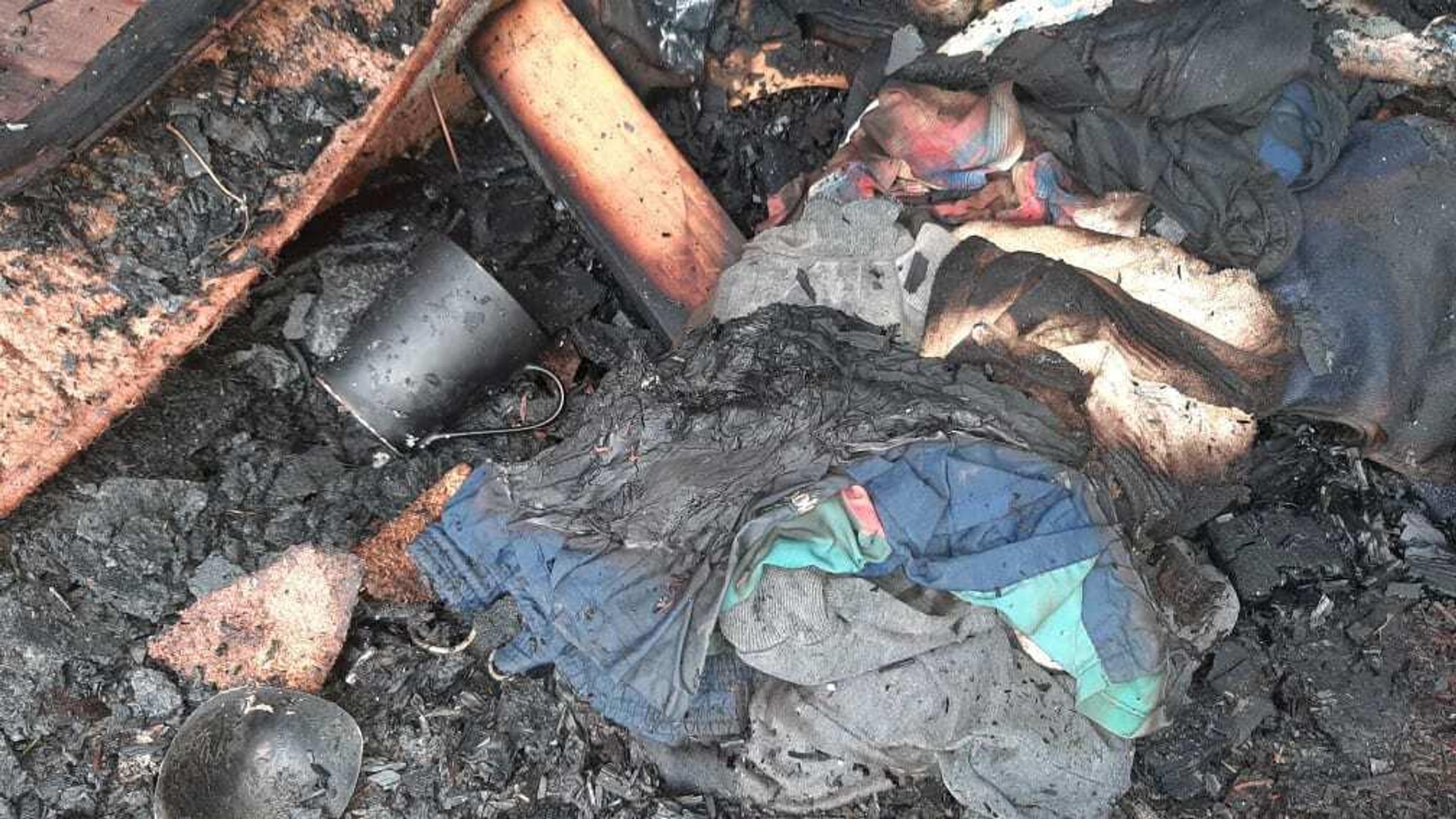 Interiér garáže, v ktorej zhoreli dvaja bezdomovci.