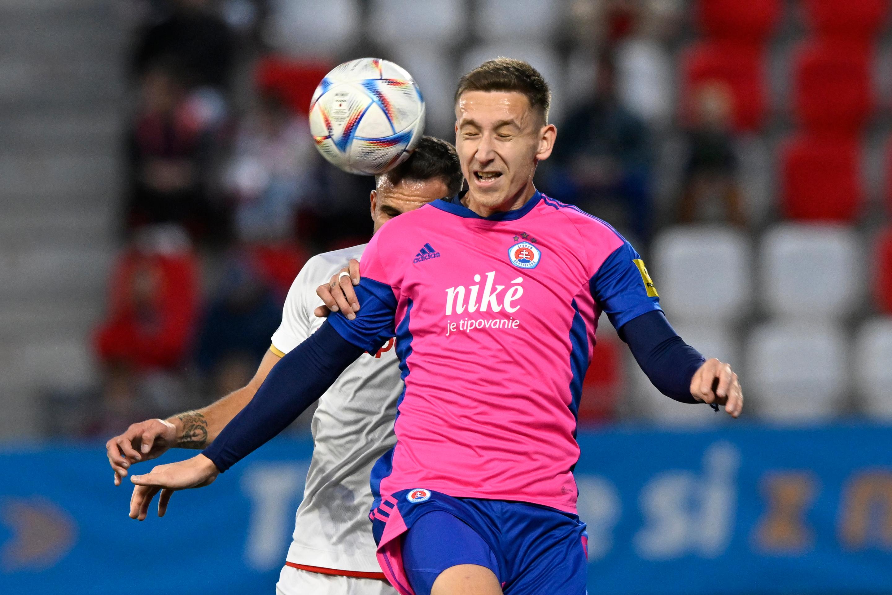 Zľava Lukáš Ďuriška (AS Trenčín) a Ivan Šaponjič (ŠK Slovan Bratislava) v zápase 13. kola Fortuna ligy.