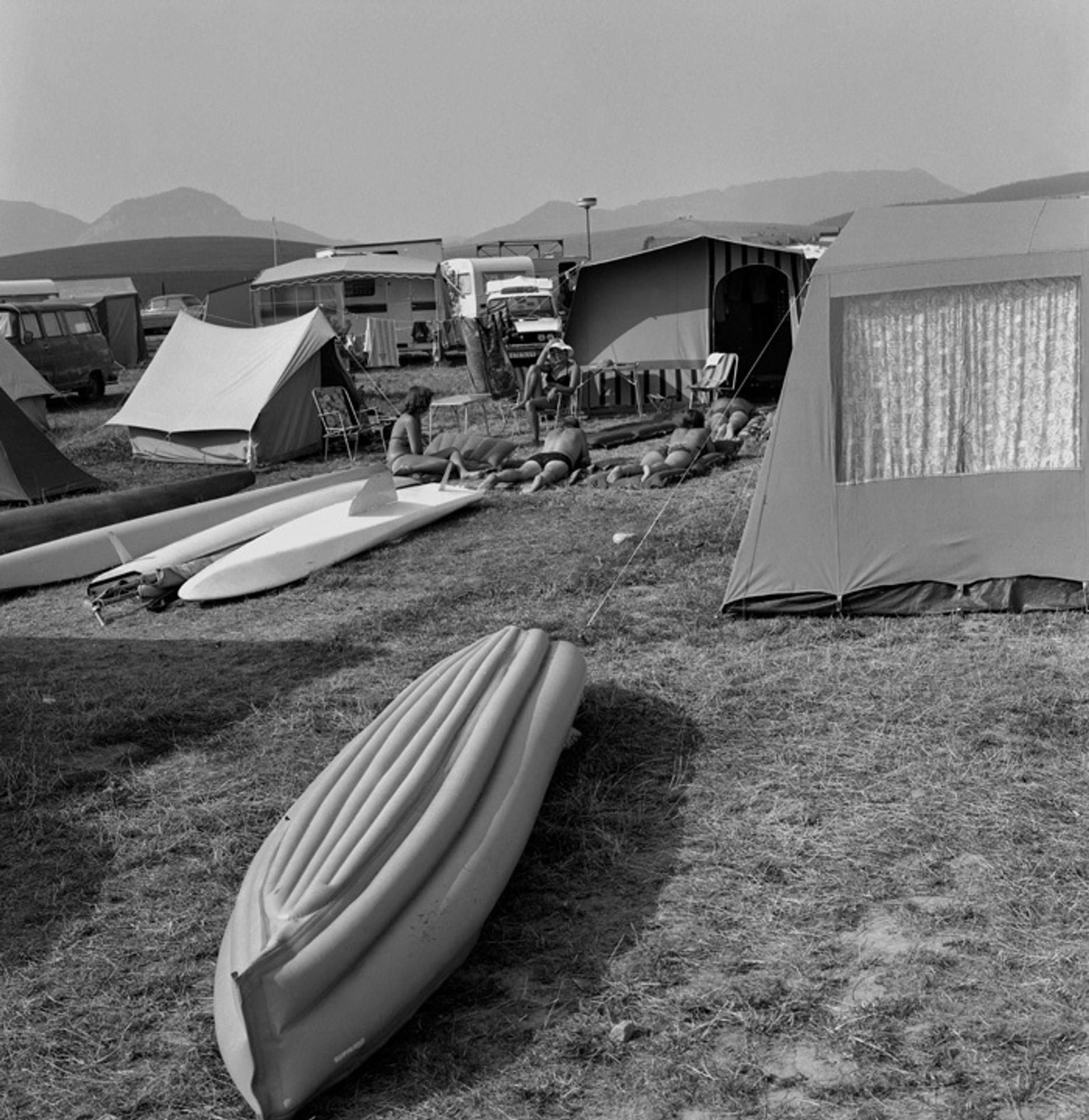 Na snímke z 12. augusta 1983 autokemping Liptovskom Trnovci s kapacitou 150 stanov.