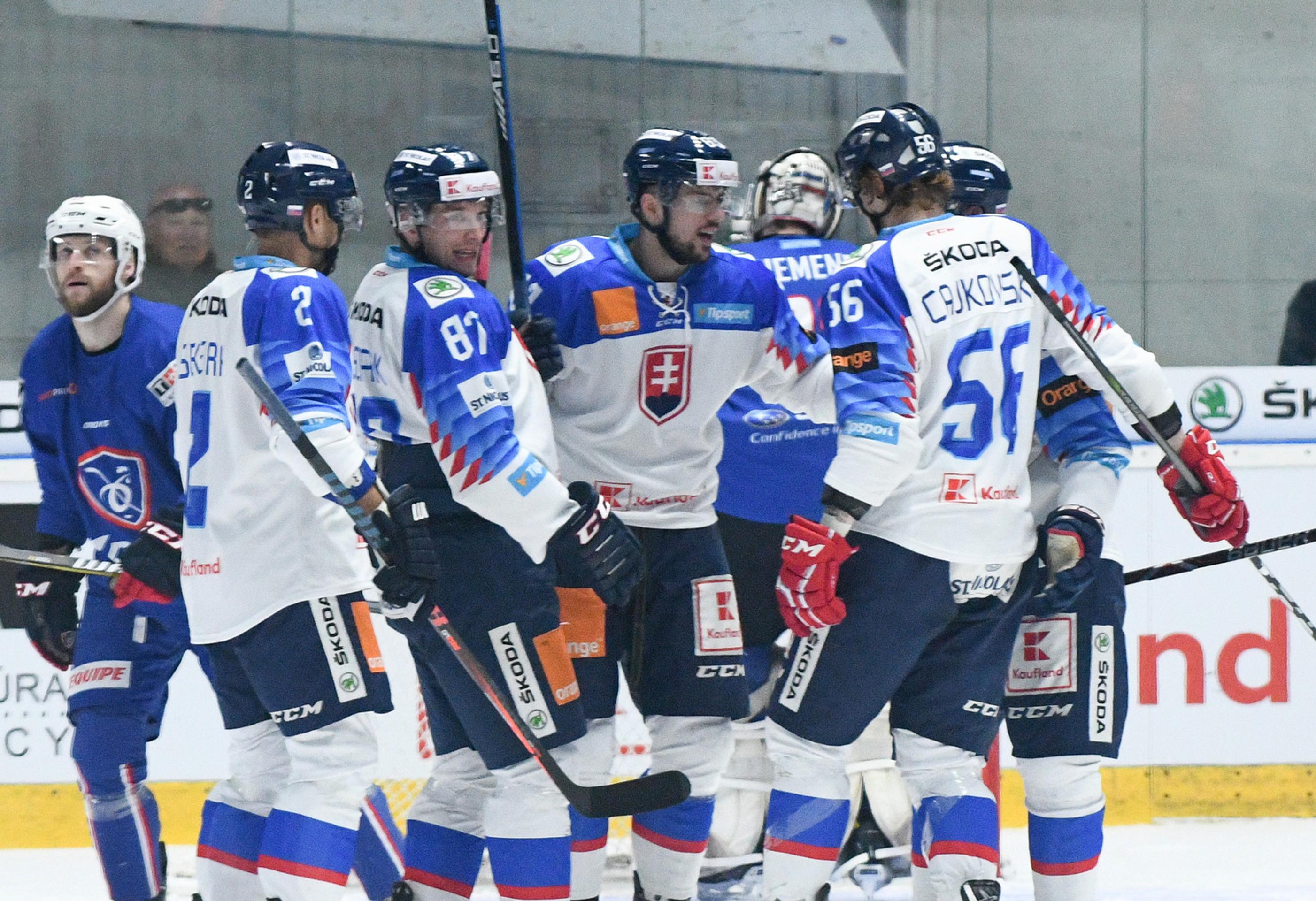 Gólová radosť hráčov Slovenska v prípravnom zápase pred MS 2018 proti Francúzsku.