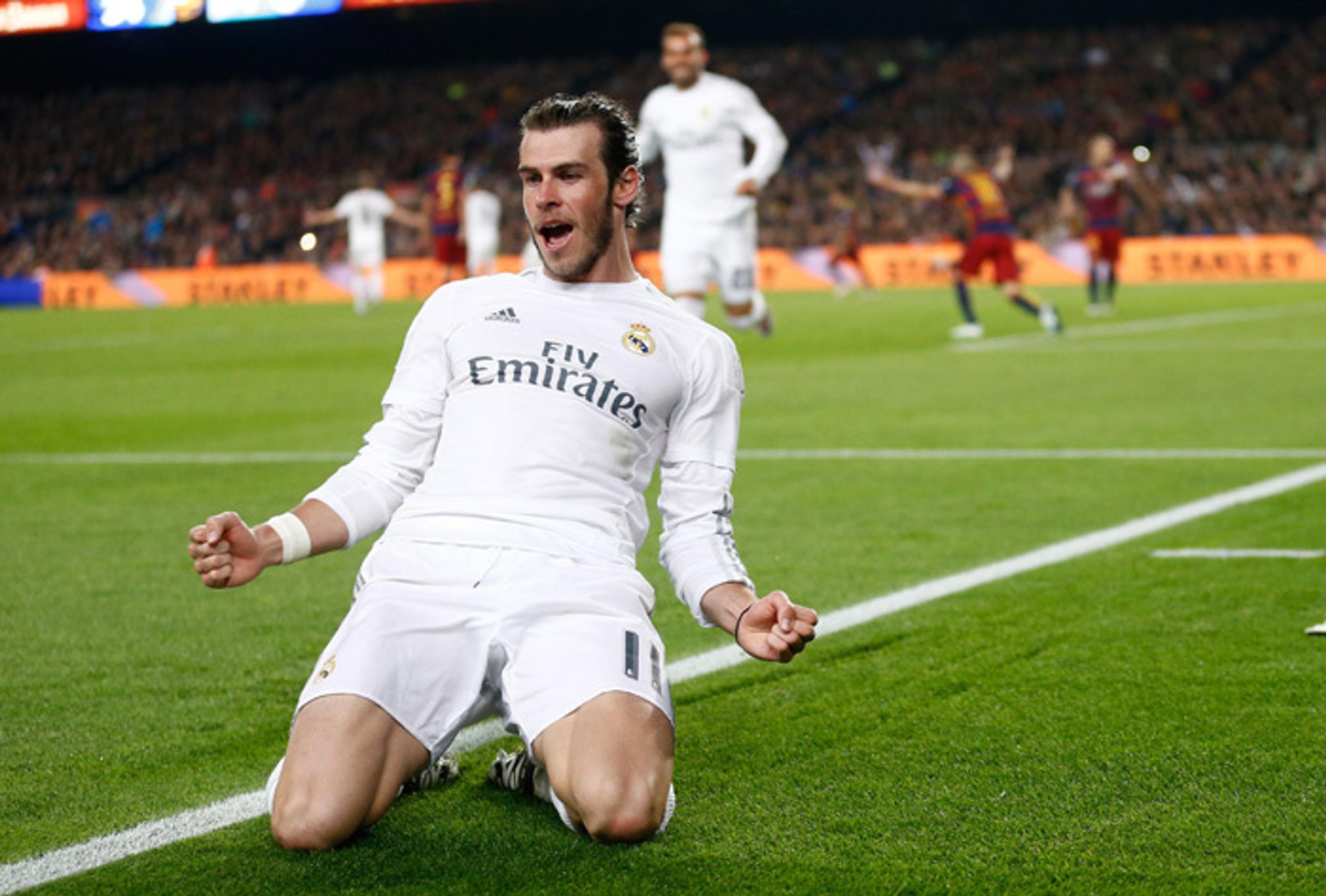 Hráč Realu Madrid Gareth Bale oslavuje druhý gól do siete FC Barcelona počas El Clásico.