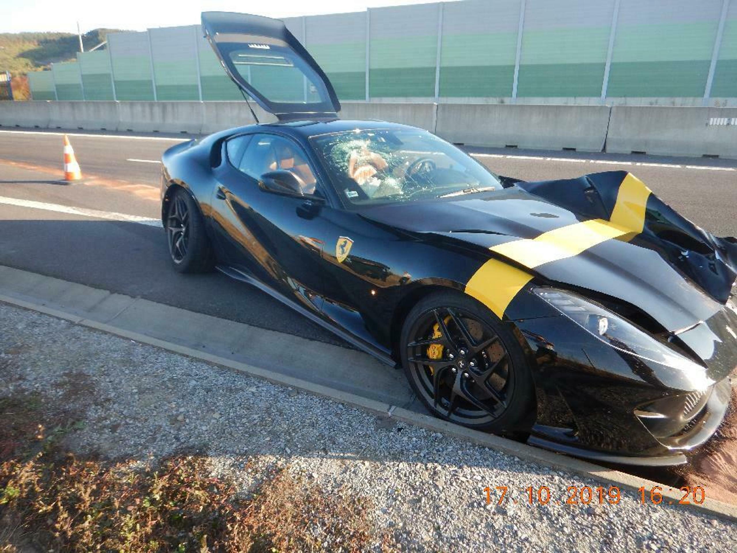 Havarované Ferrari F152 na R1 pri Žarnovici.