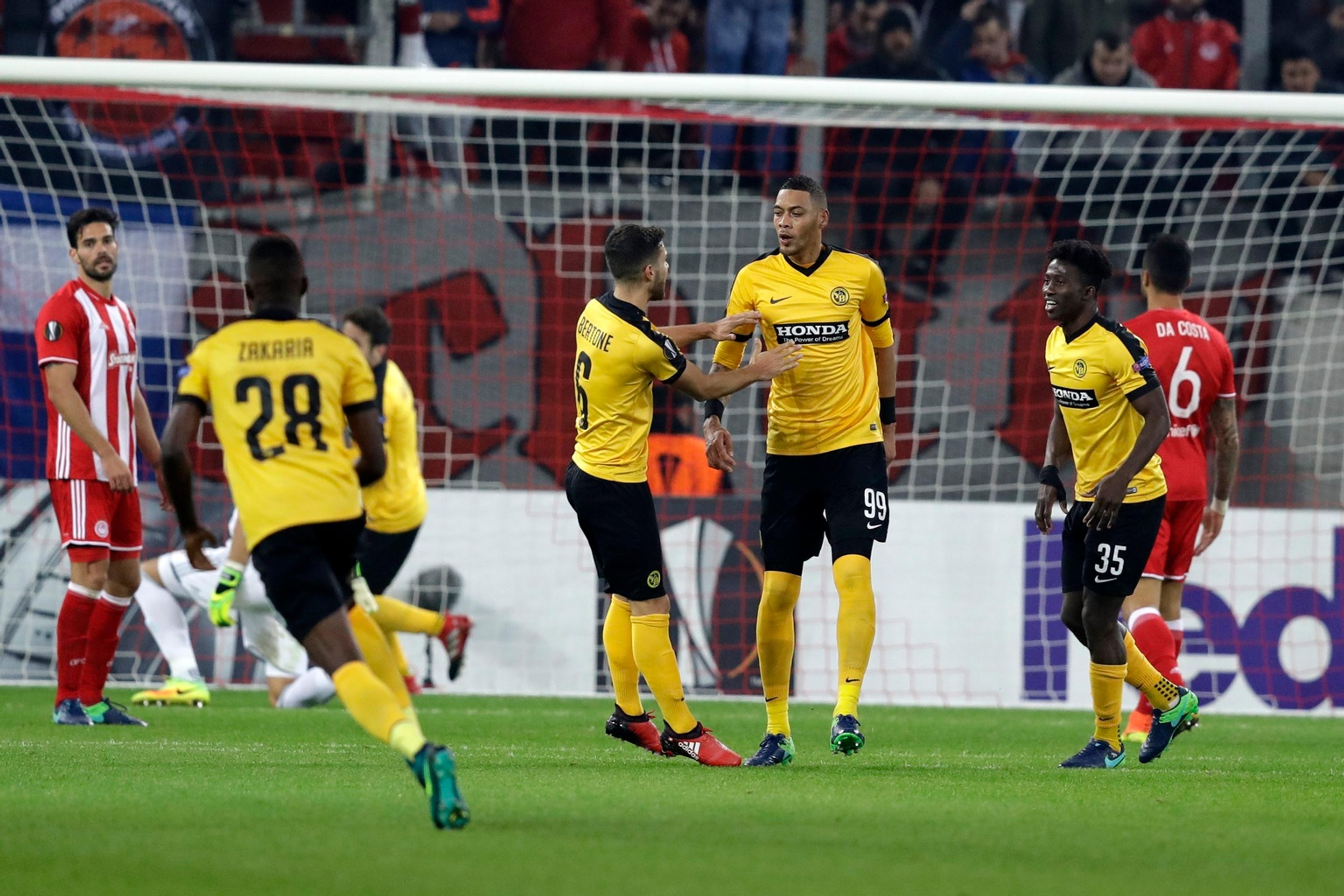 Útočník Guillaume Hoarau z Young Boys Bern oslavuje so spoluhráčmi gól v dueli EL proti Olympiacosu Pireus.