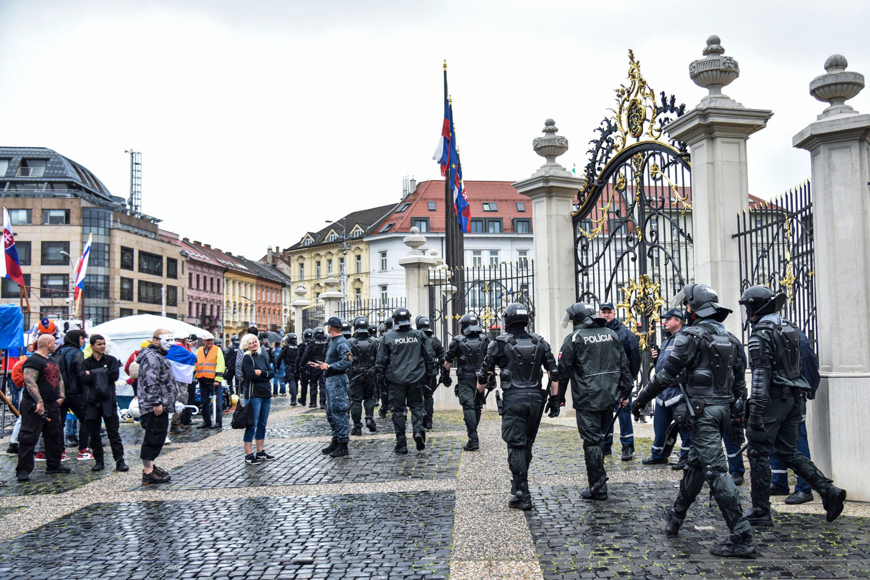 Nastúpení ťažkoodenci na Hodžovom námestí.
