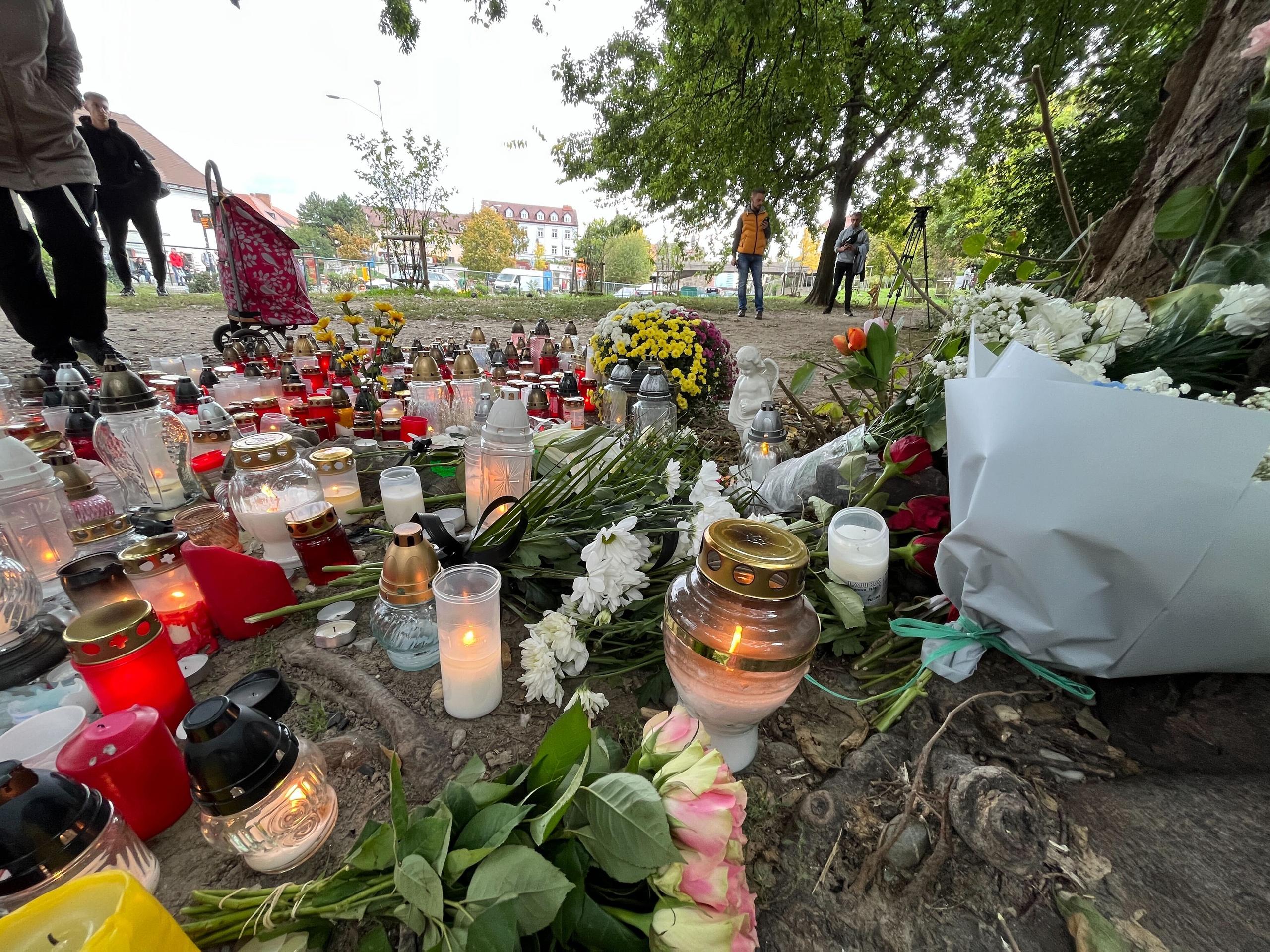 Okrem sviečok nosia aj kvety