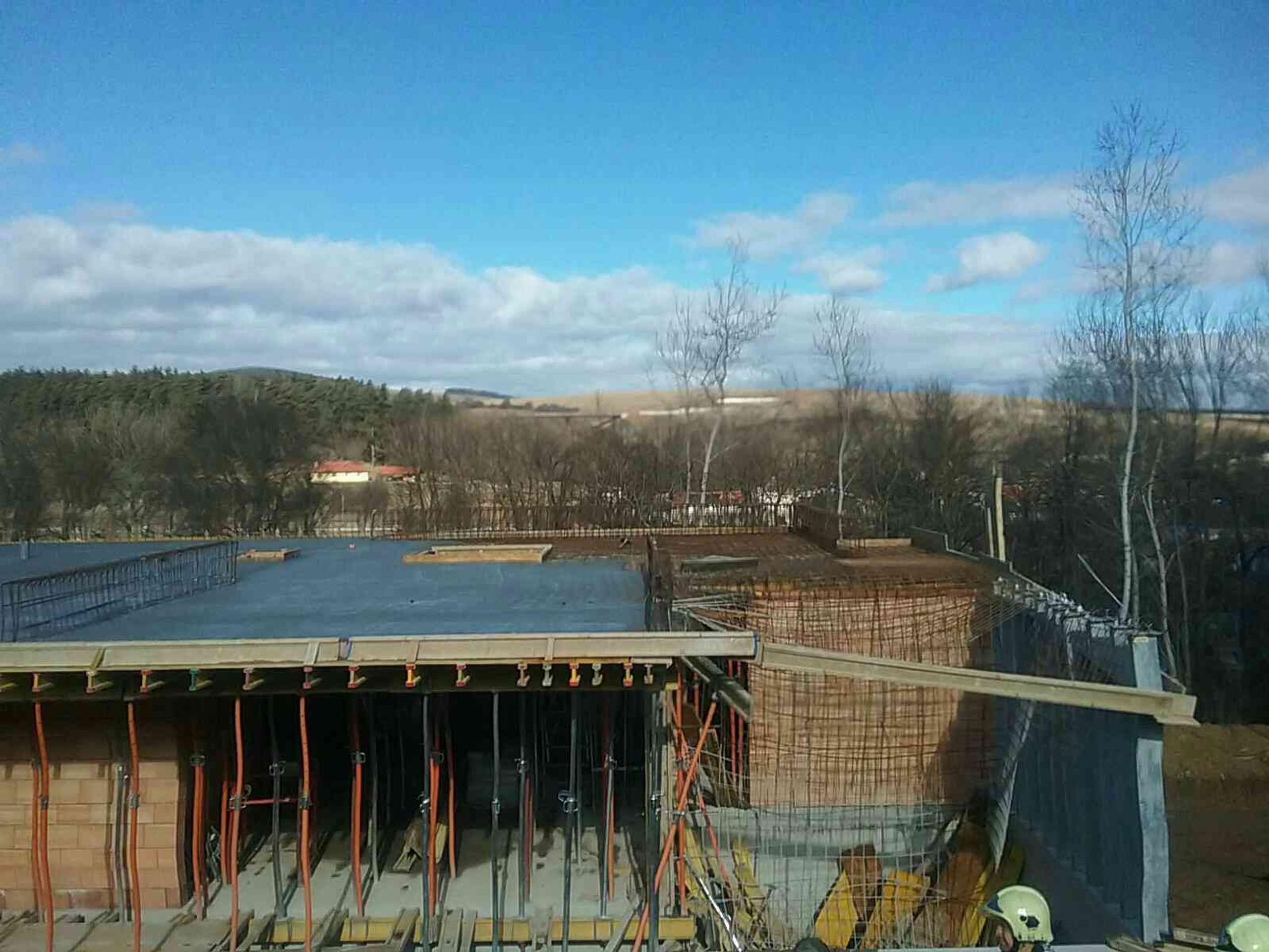 Pri stavbe rodinného domu sa pod robotníkmi prepadlo šalovacie debnenie.