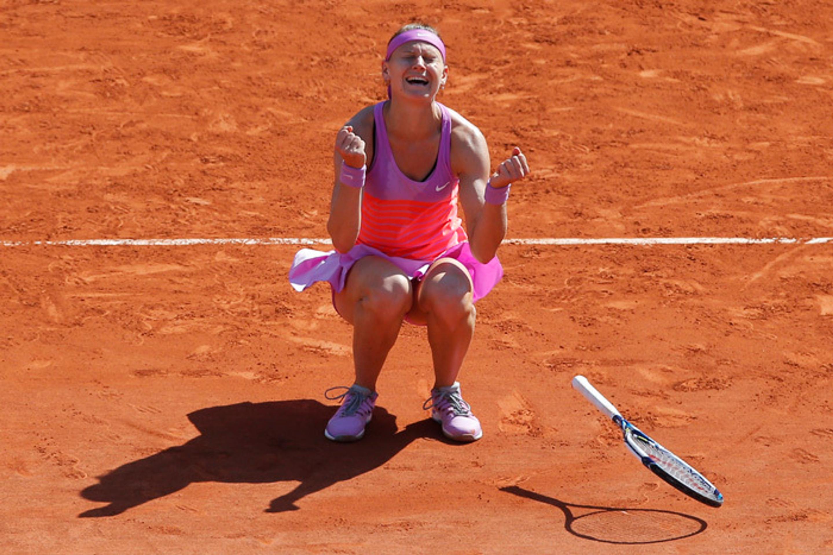 Lucie Šafářová sa teší po postupe do finále Roland Garros.