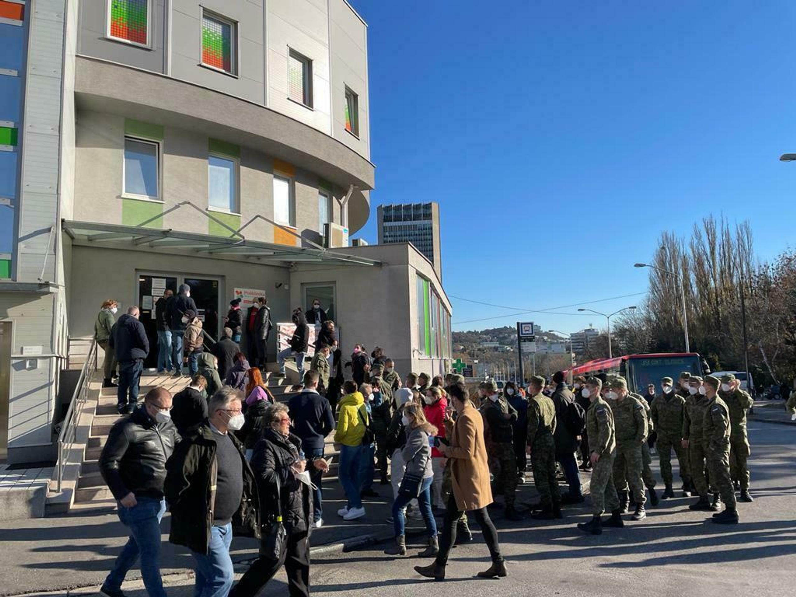 Ľudia v dlhých radoch prezradili, prečo sa nechali zaočkovať