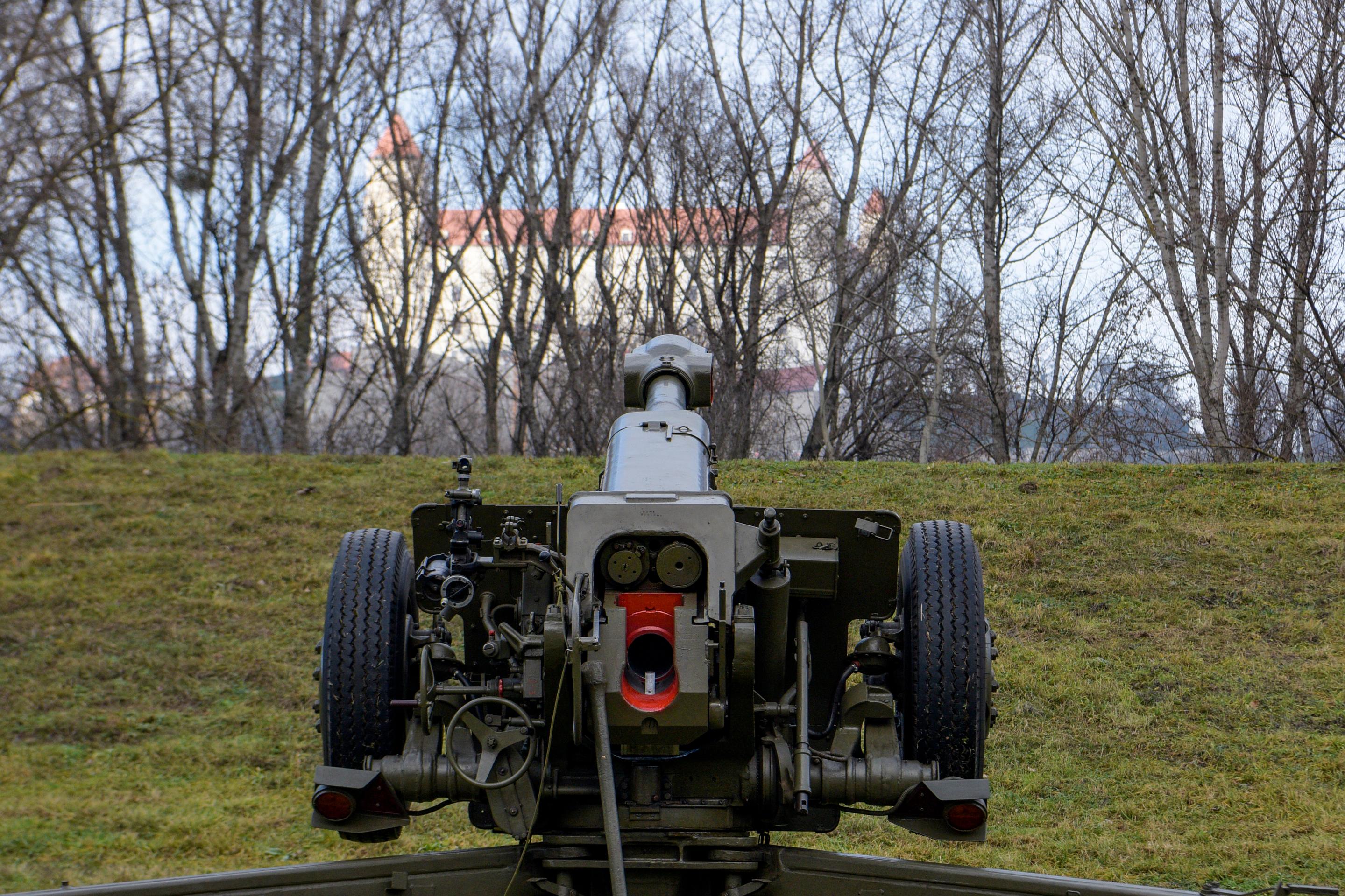 O salvy sa postarali delostrelci 21. samohybného delostreleckého oddielu generálmajora Alexandra Kordu z Michaloviec, s použitím ťahaných húfnic 122 mm HD-30.