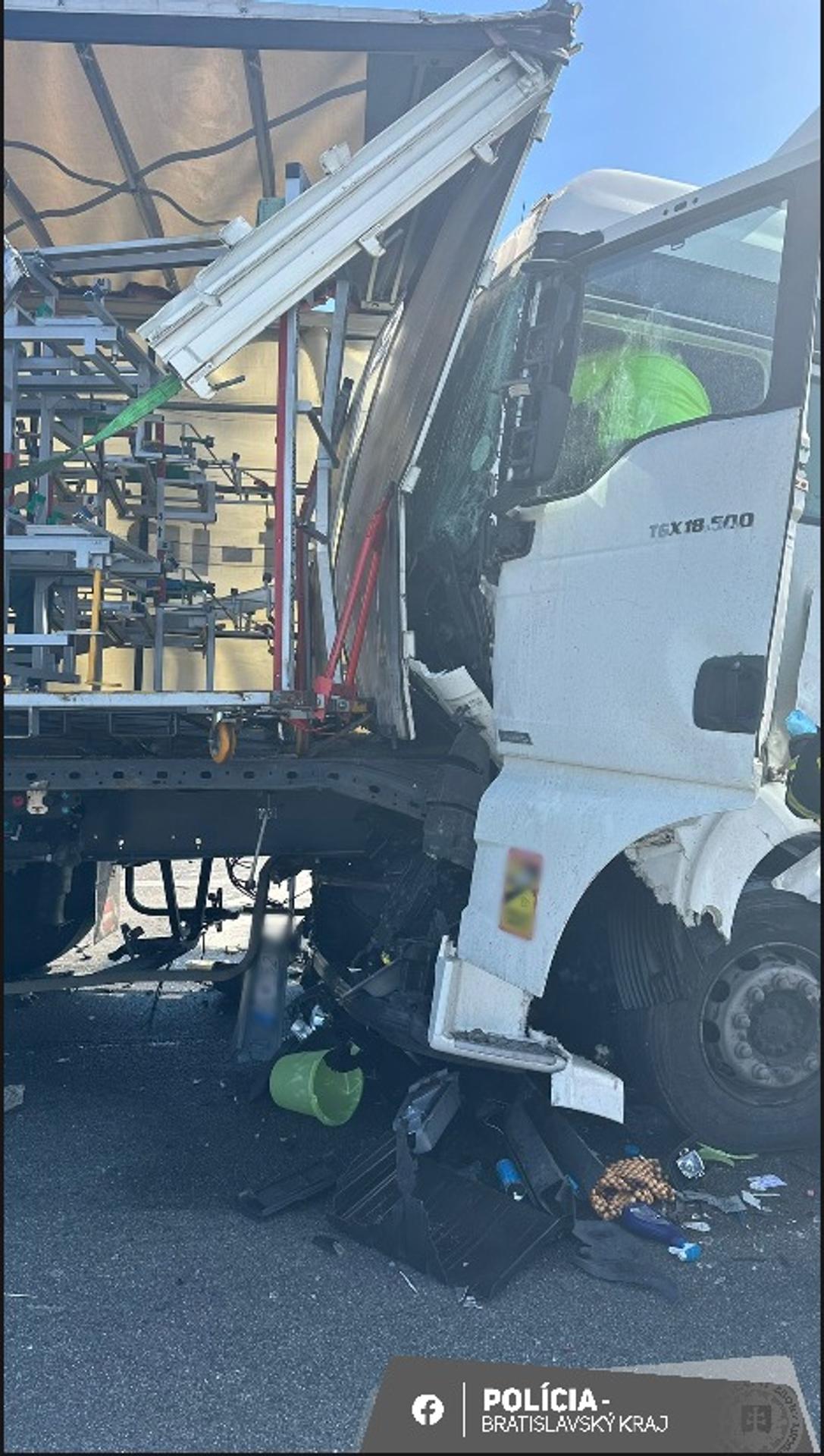 Na D2 sa zrazili tri kamióny.