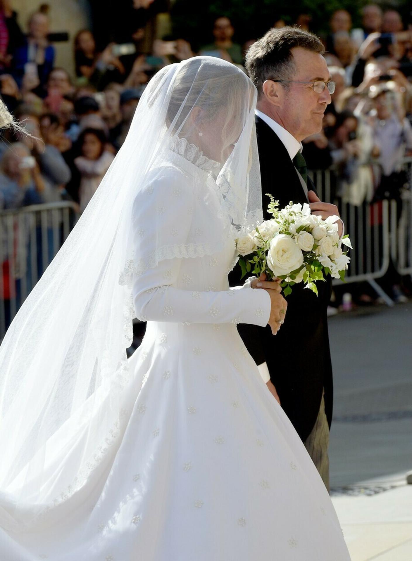 Keďže fúkal vietor, družičky mali čo robiť, aby udržali neveste šaty