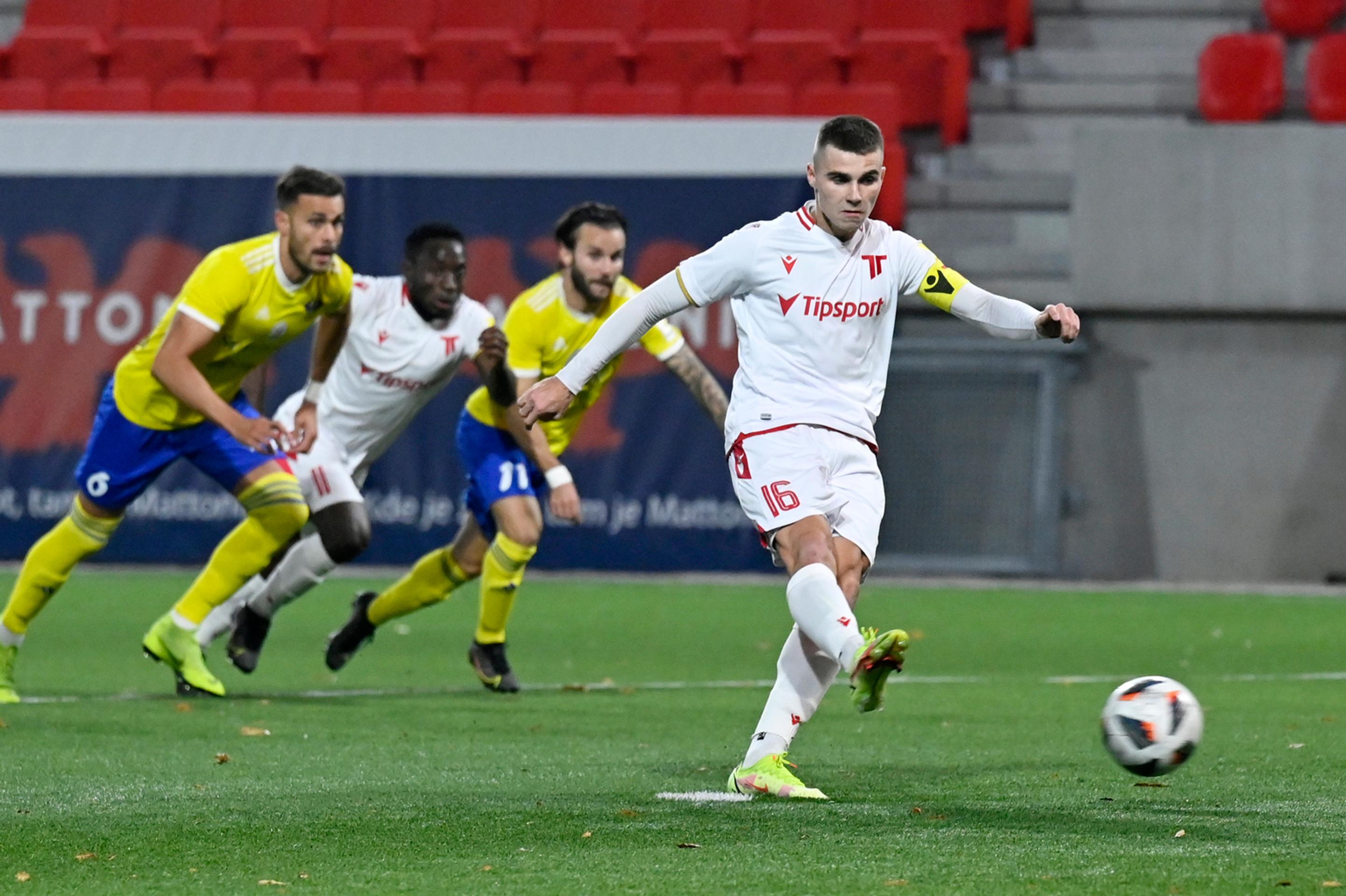Kapitán Trenčína Jakub Kadák premieňa penaltu v zápase Fortuna ligy proti Michalovciam.