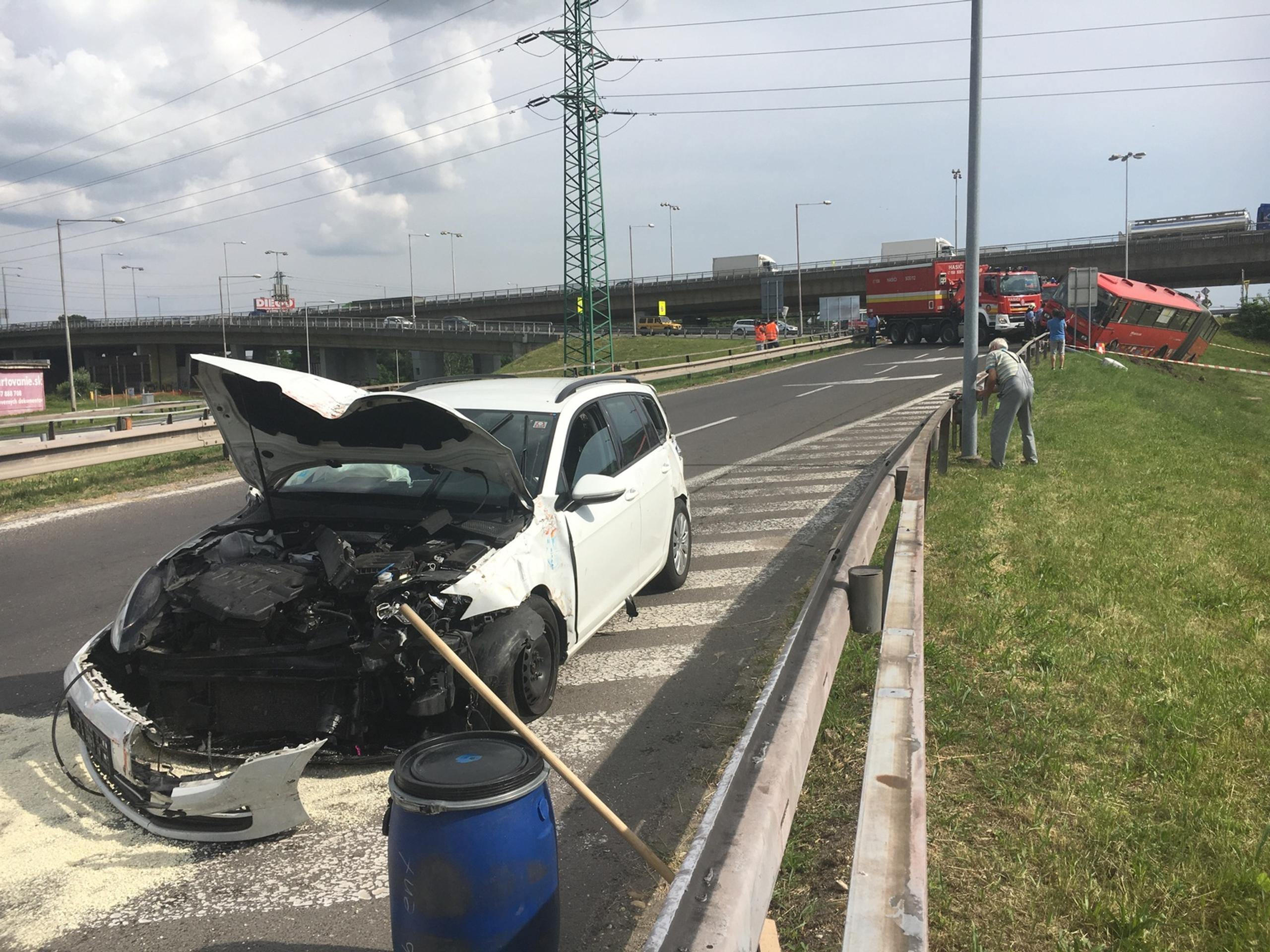 Autobus sa zrazil s autom.