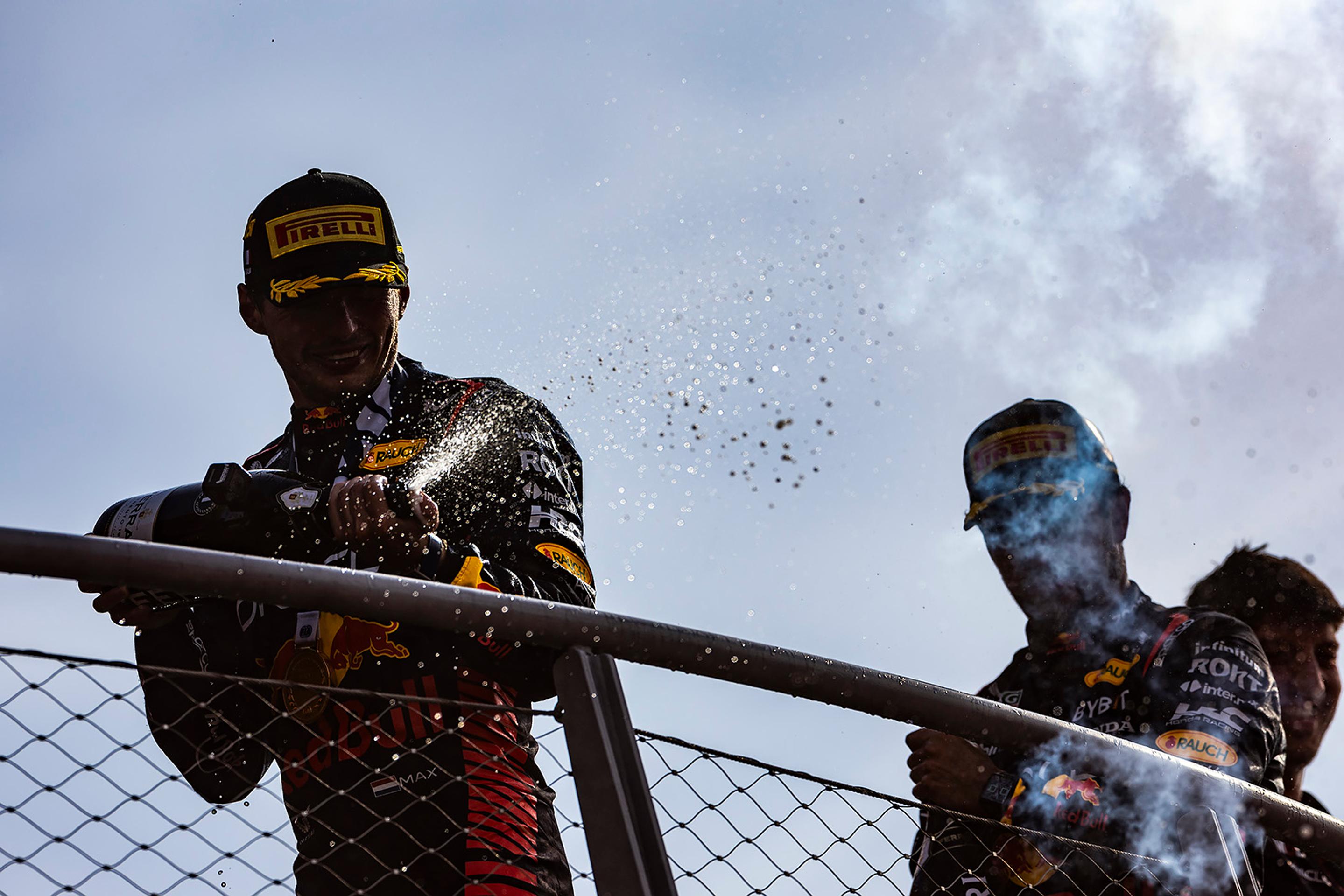 Max Verstappen pokračuje v dominancii.