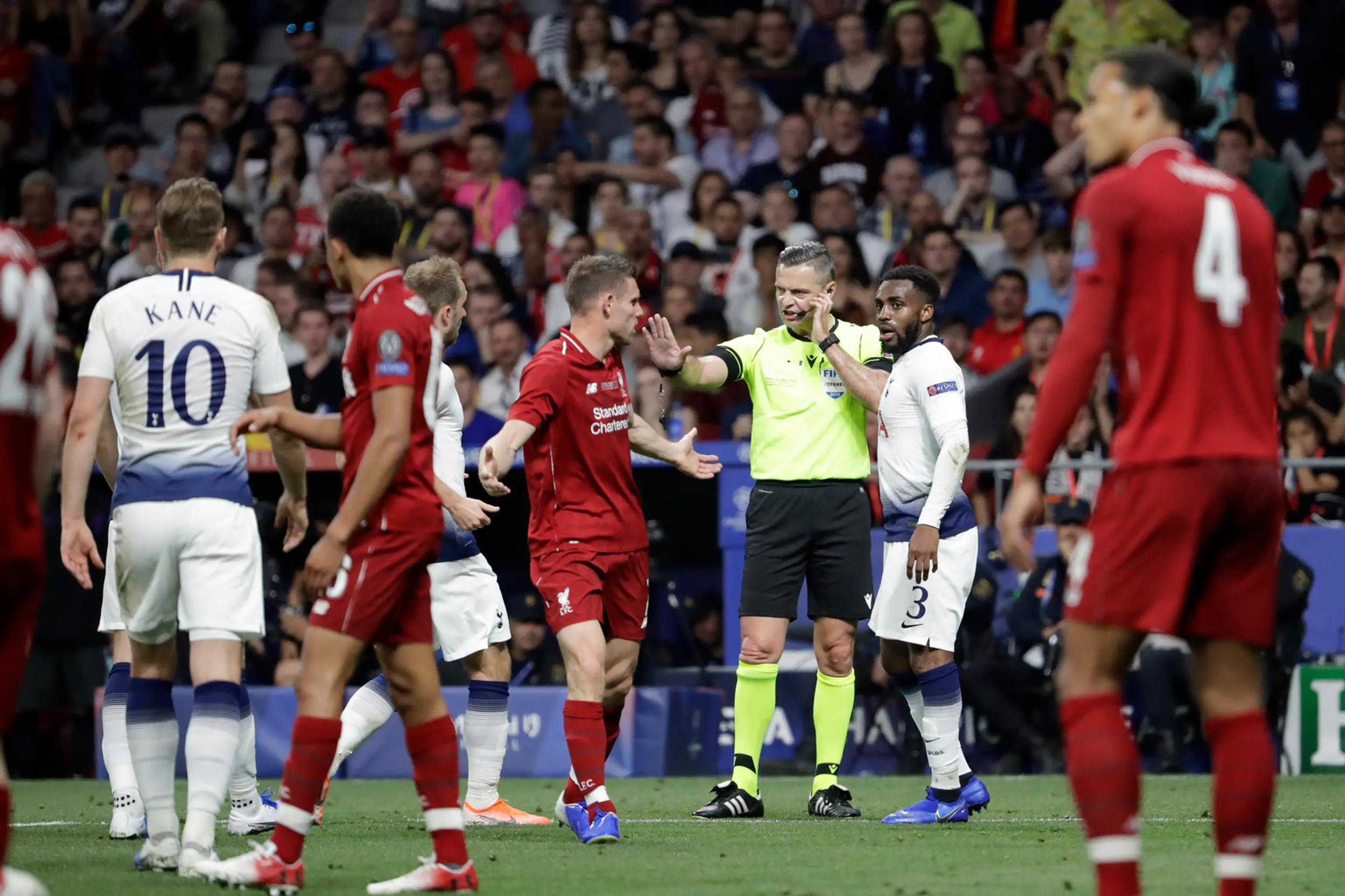 Christian Eriksen z Tottenhamu páli na bránku Liverpoolu vo finále LM.