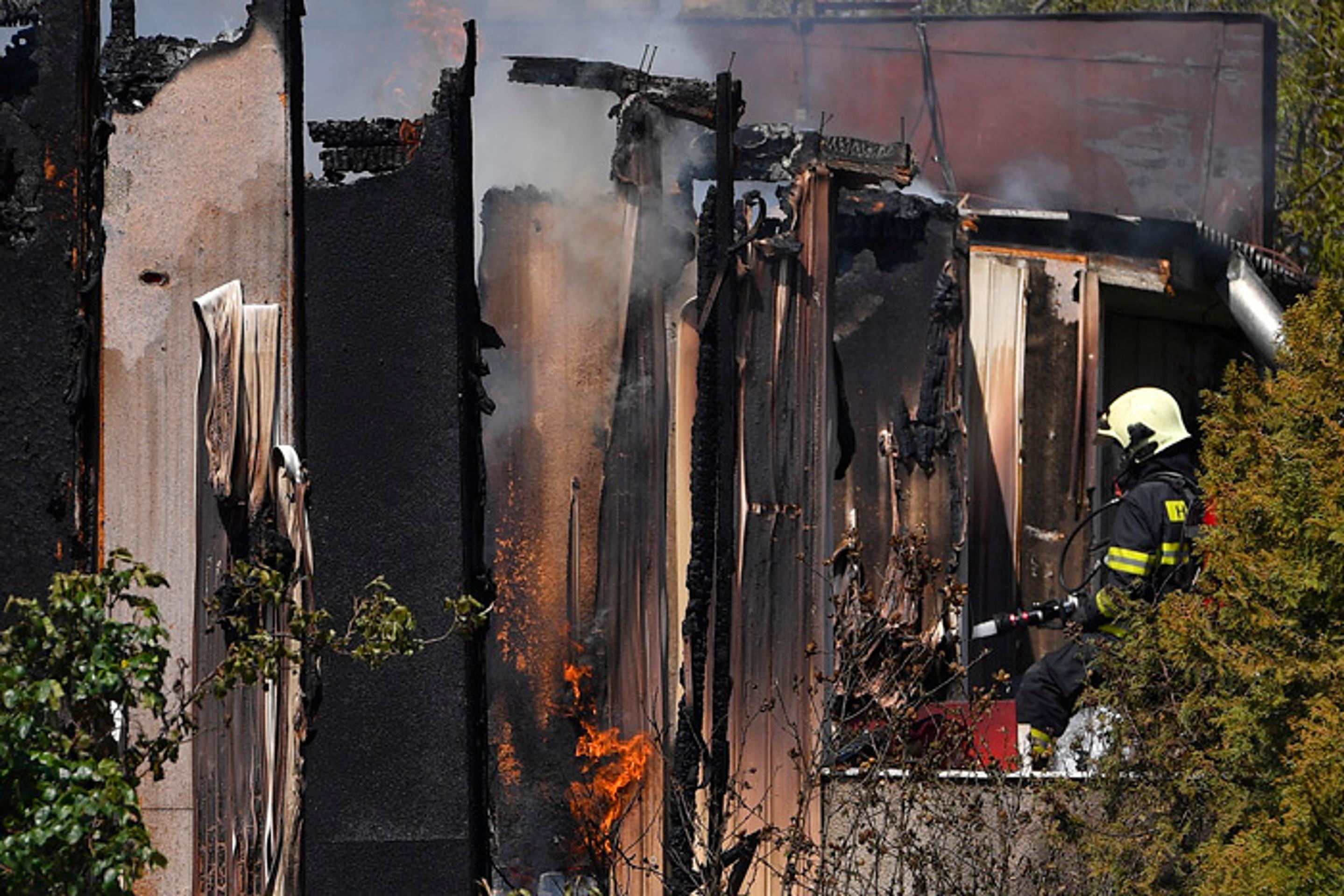 Hasiči hasia požiar ubytovne na Mlynských luhoch v bratislavskom Ružinove.