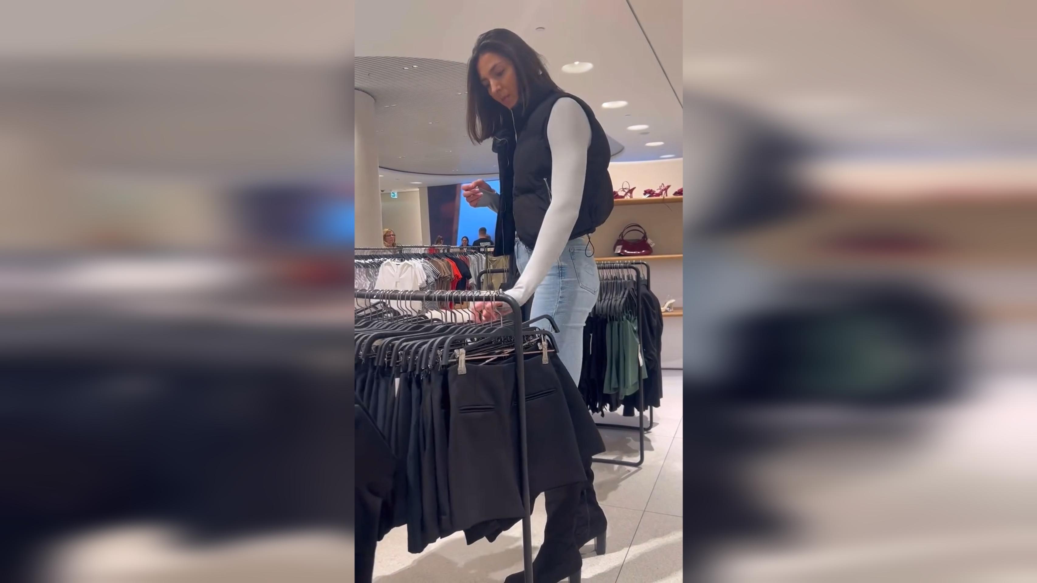 Bronislava Mareková v obchode s oblečením