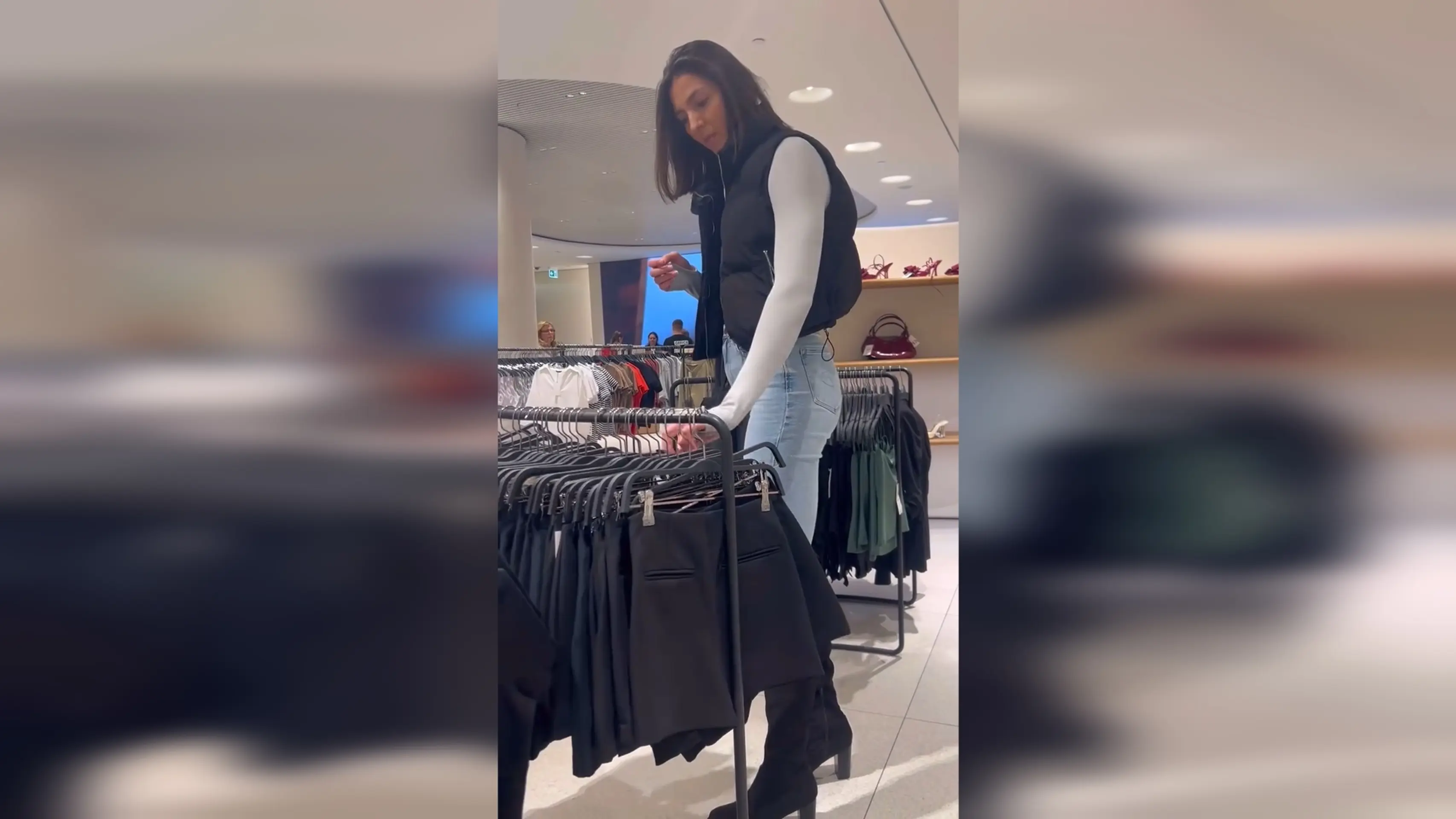 Bronislava Mareková v obchode s oblečením