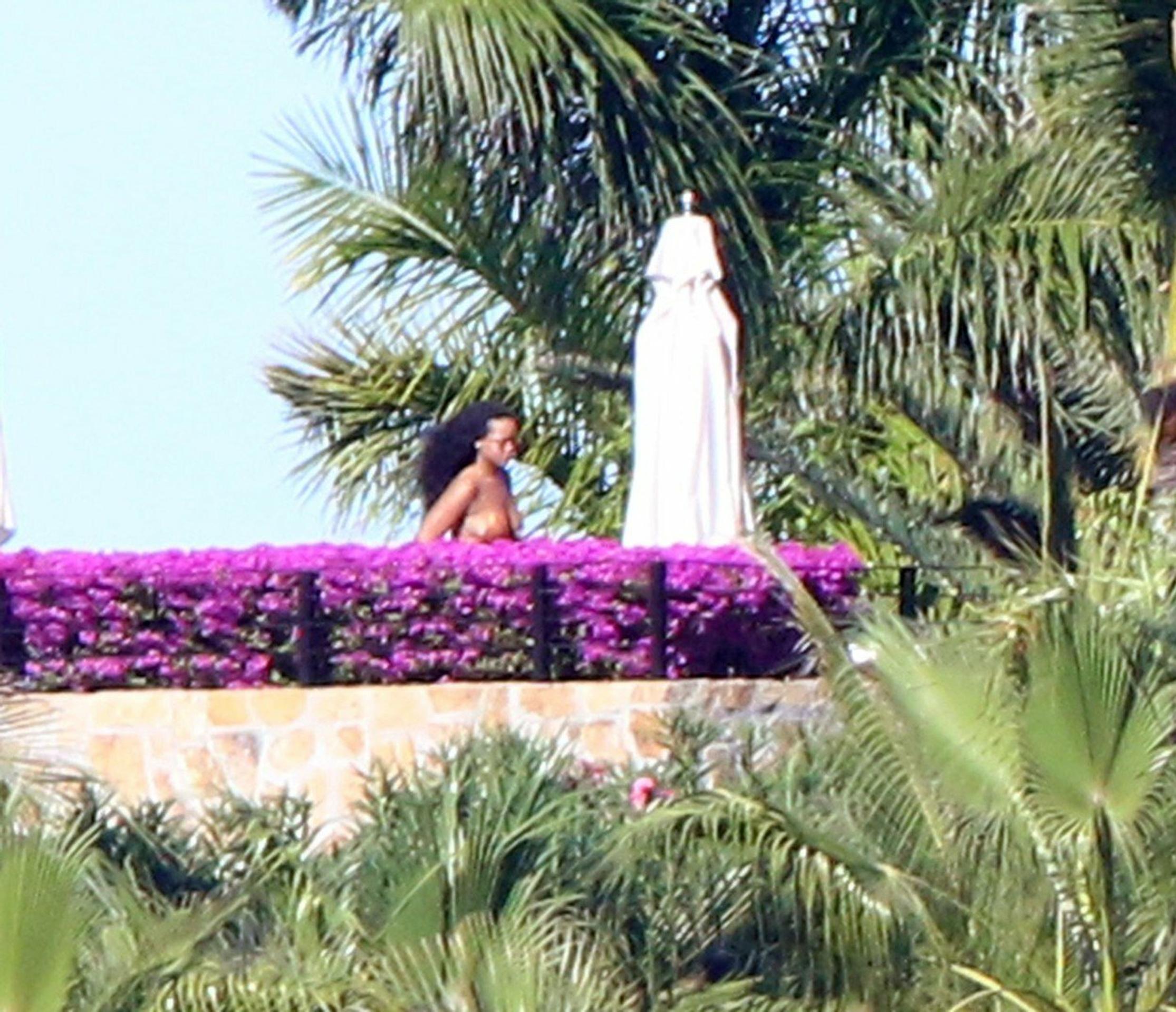 Rihanna oddychuje v Mexiku.