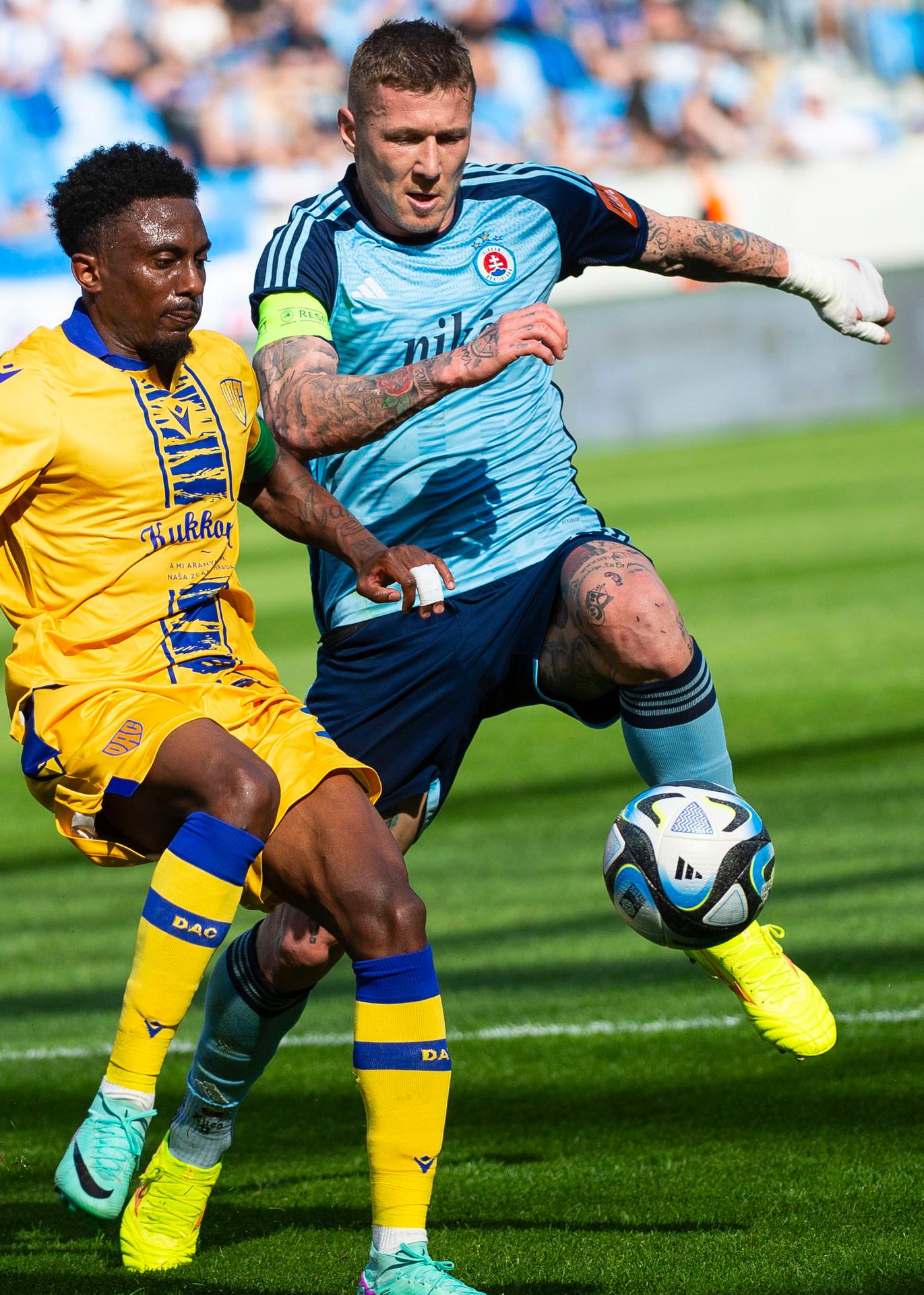 Na snímke zľava Yhoan Andzouana (DAC) a Juraj Kucka (Slovan).