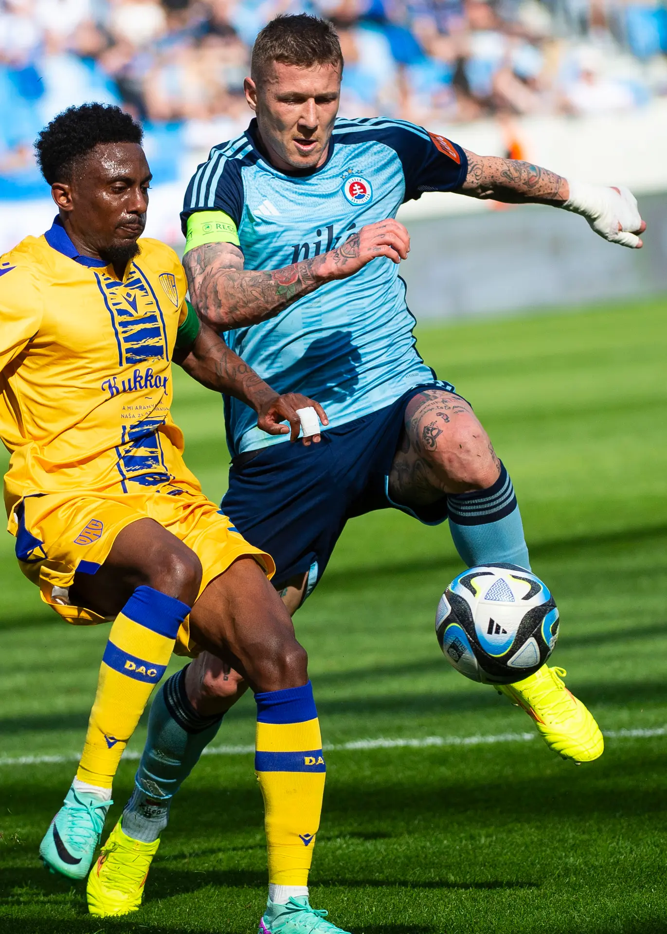 Na snímke zľava Yhoan Andzouana (DAC) a Juraj Kucka (Slovan).