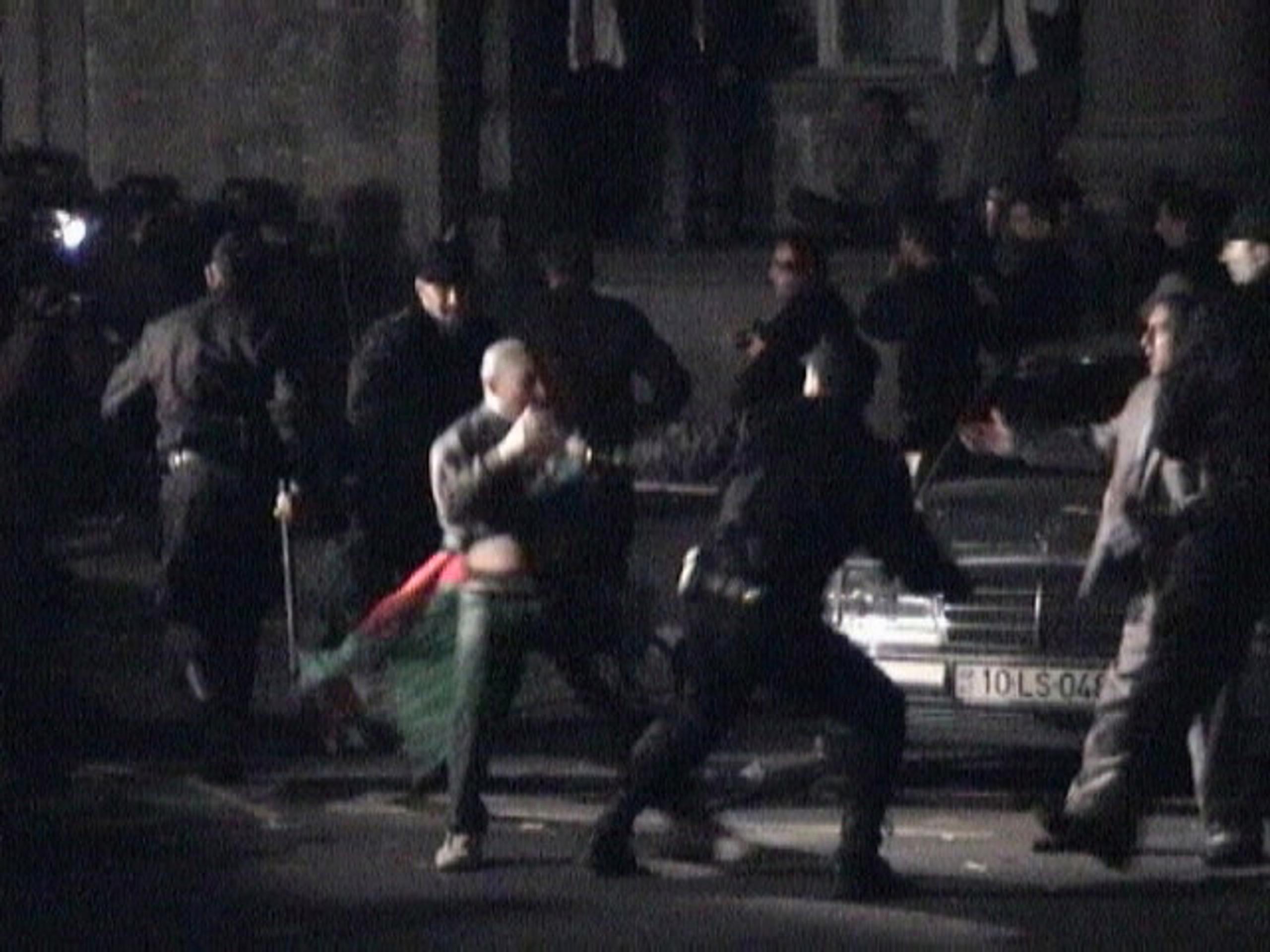 Zásah polície počas protestu po prezidentských voľbách v Baku pred sídlom opozičnej strany Musavat.