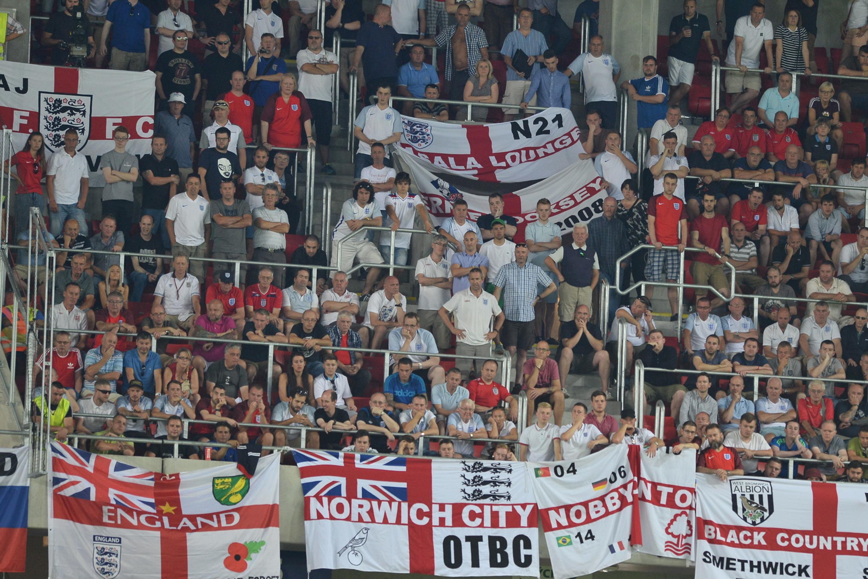 Anglickí priaznivci v dueli kvalifikácie MS 2018 proti Slovensku v Trnave.