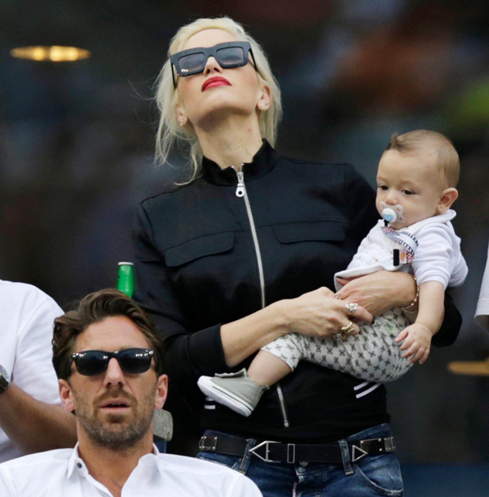 Gwen Stefani na snímke z 6. septembra 2014 so šesťmesačným synom Apollom.