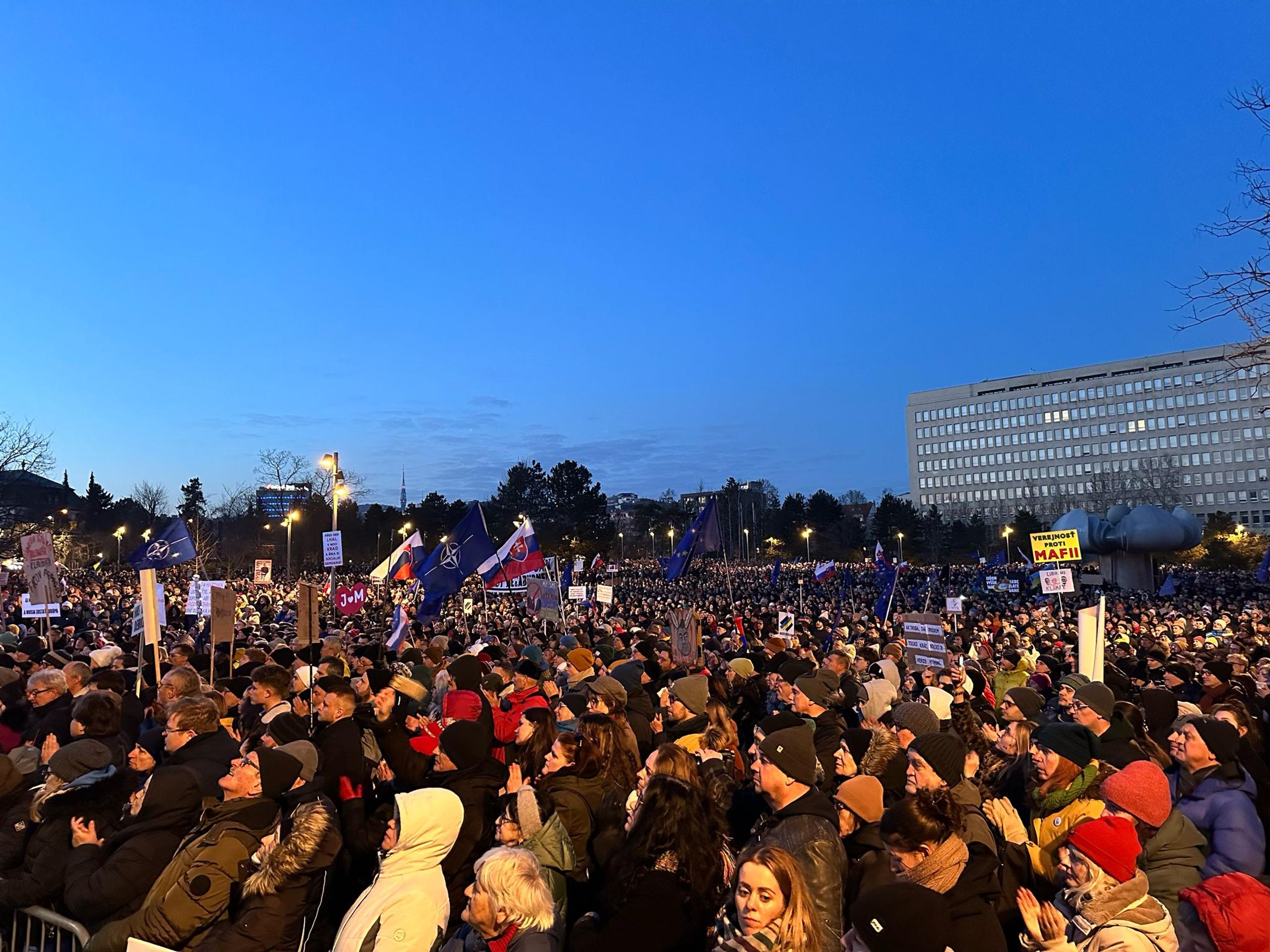 Protestujúci zaplnili námestie s transparentami a vlajkami