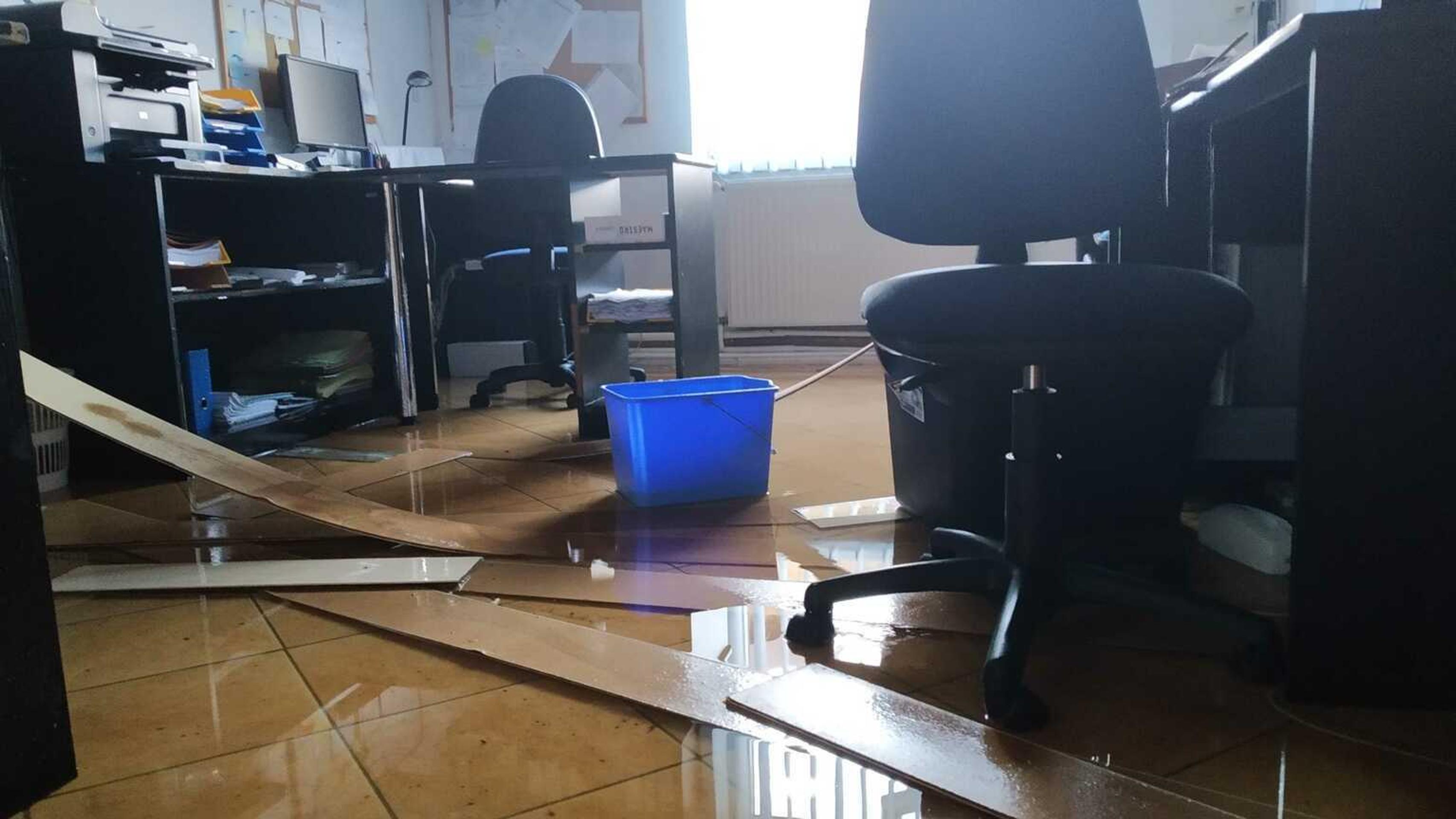 Firma v Michalovciach po tornáde.