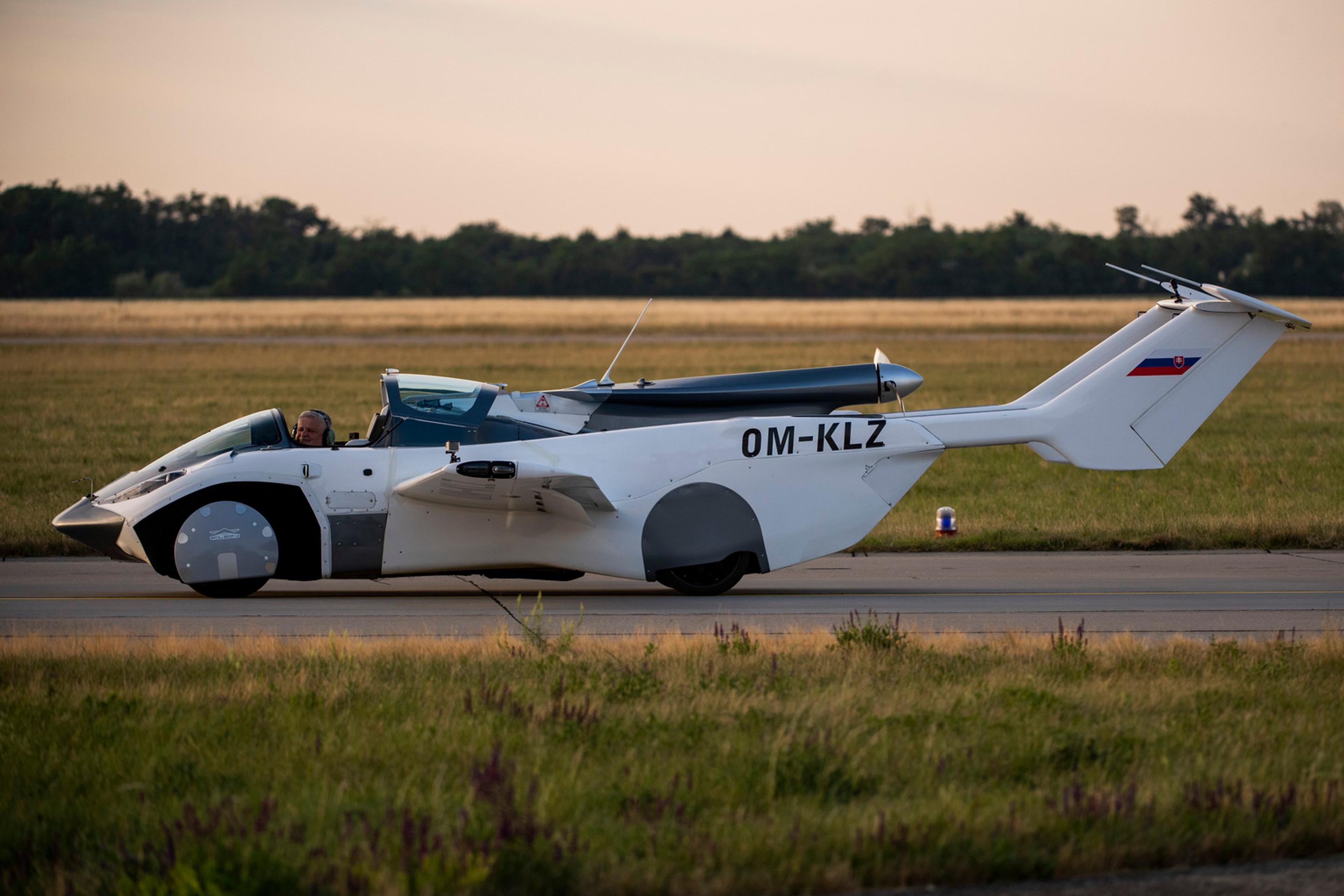 Lietajúce auto Aircar po prvý raz absolvovalo let medzi dvoma medzinárodnými letiskami