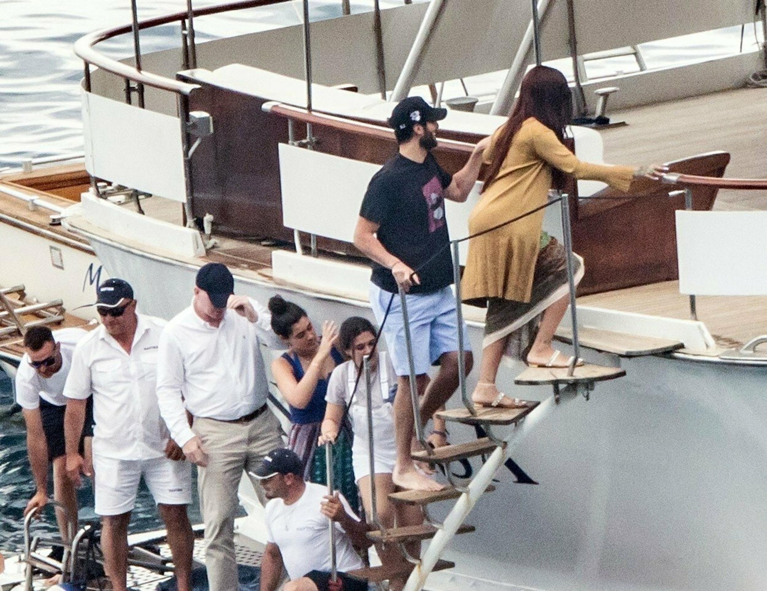 Rihanna s Haasanom a priateľmi.