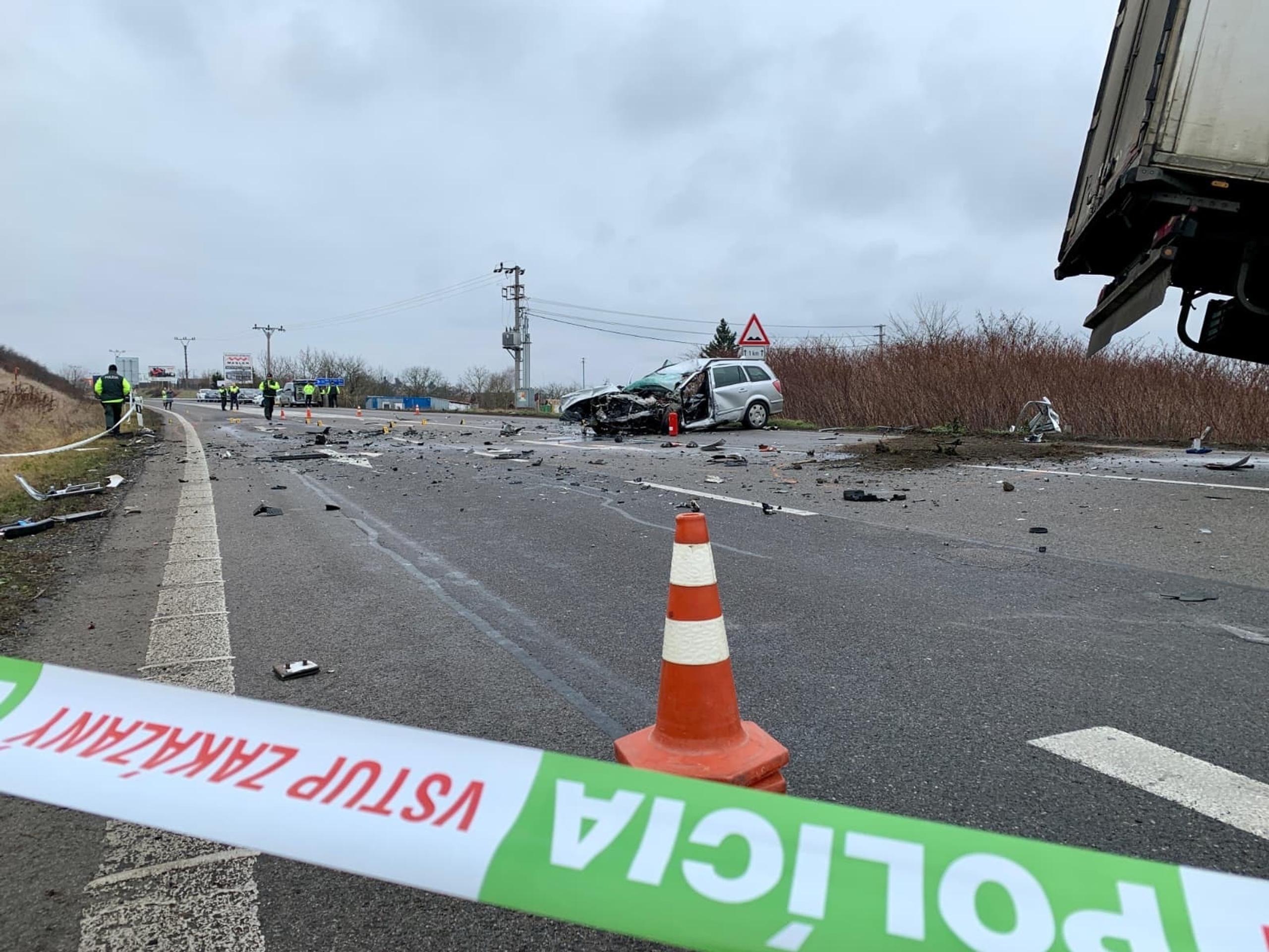 Po nehode bolo osobné auto na ceste a nákladné mimo nej