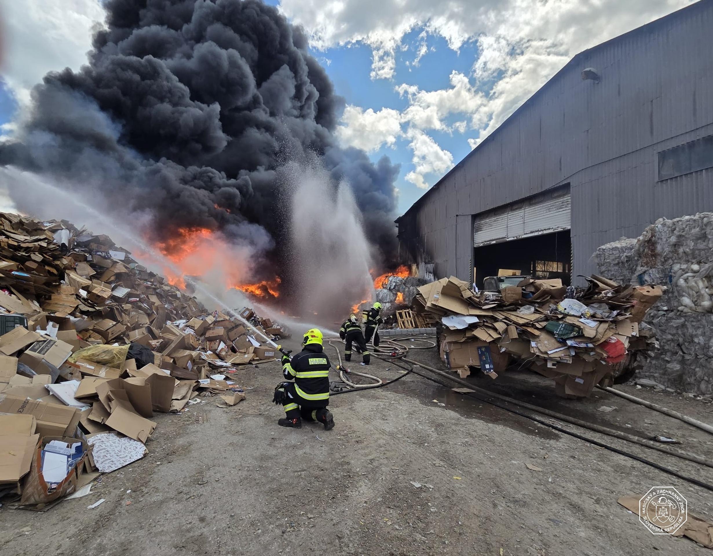 Požiar haly v Bajči