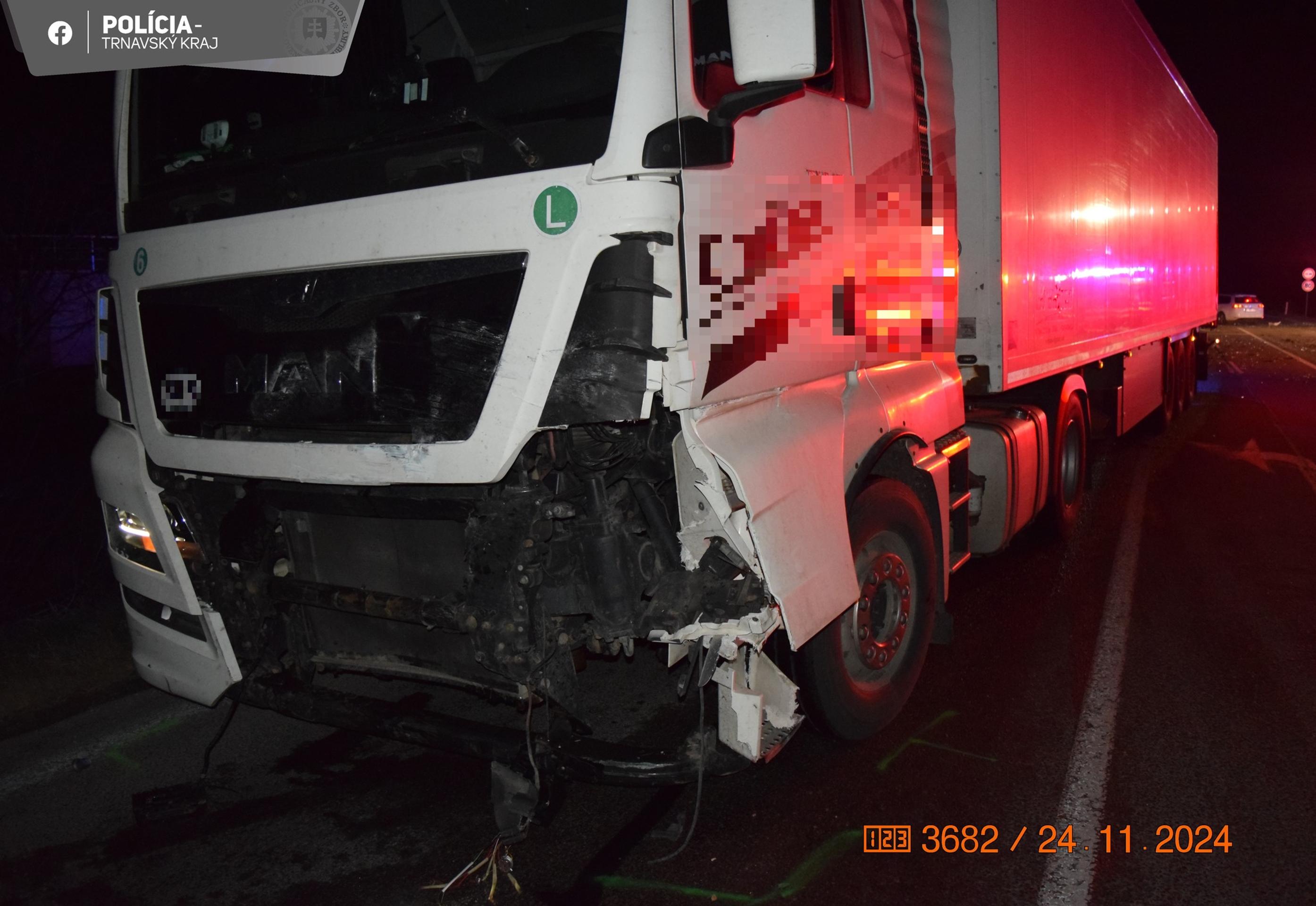 Zrážka auto s kamiónom pri obci Kajal.