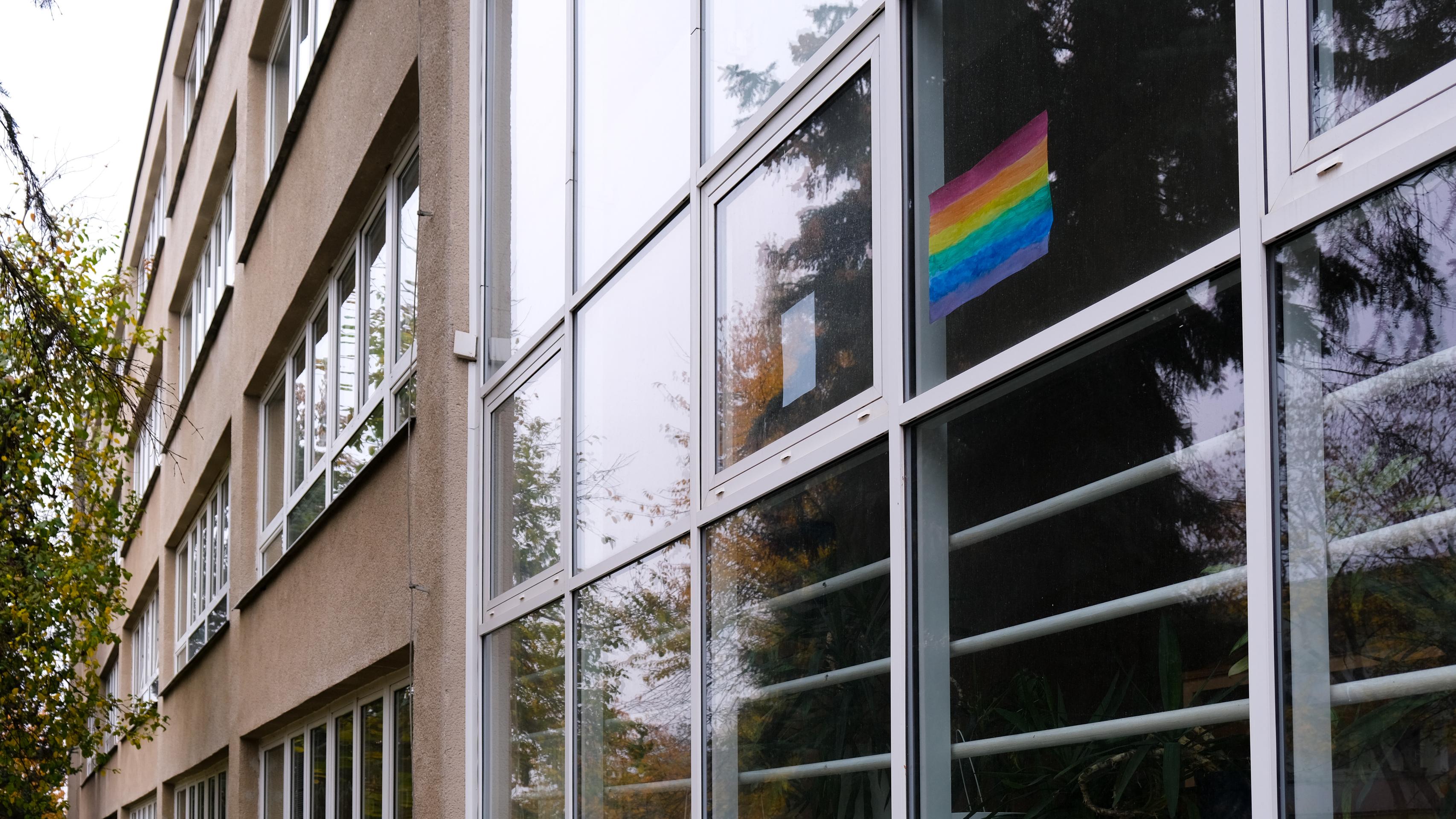 Dúhové vlajky v škole.