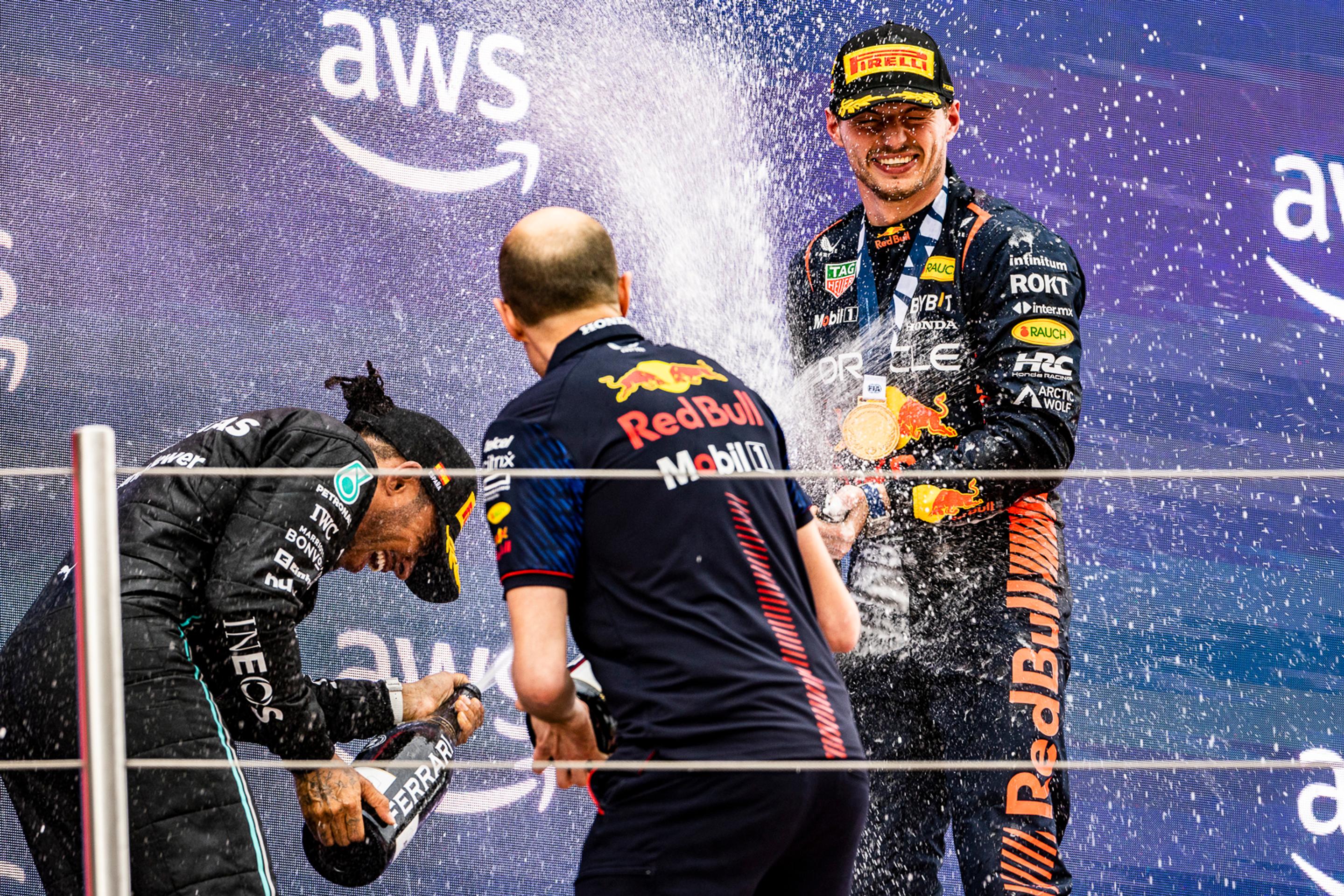 Max Verstappen a Lewis Hamiltom na stupňoch víťazov