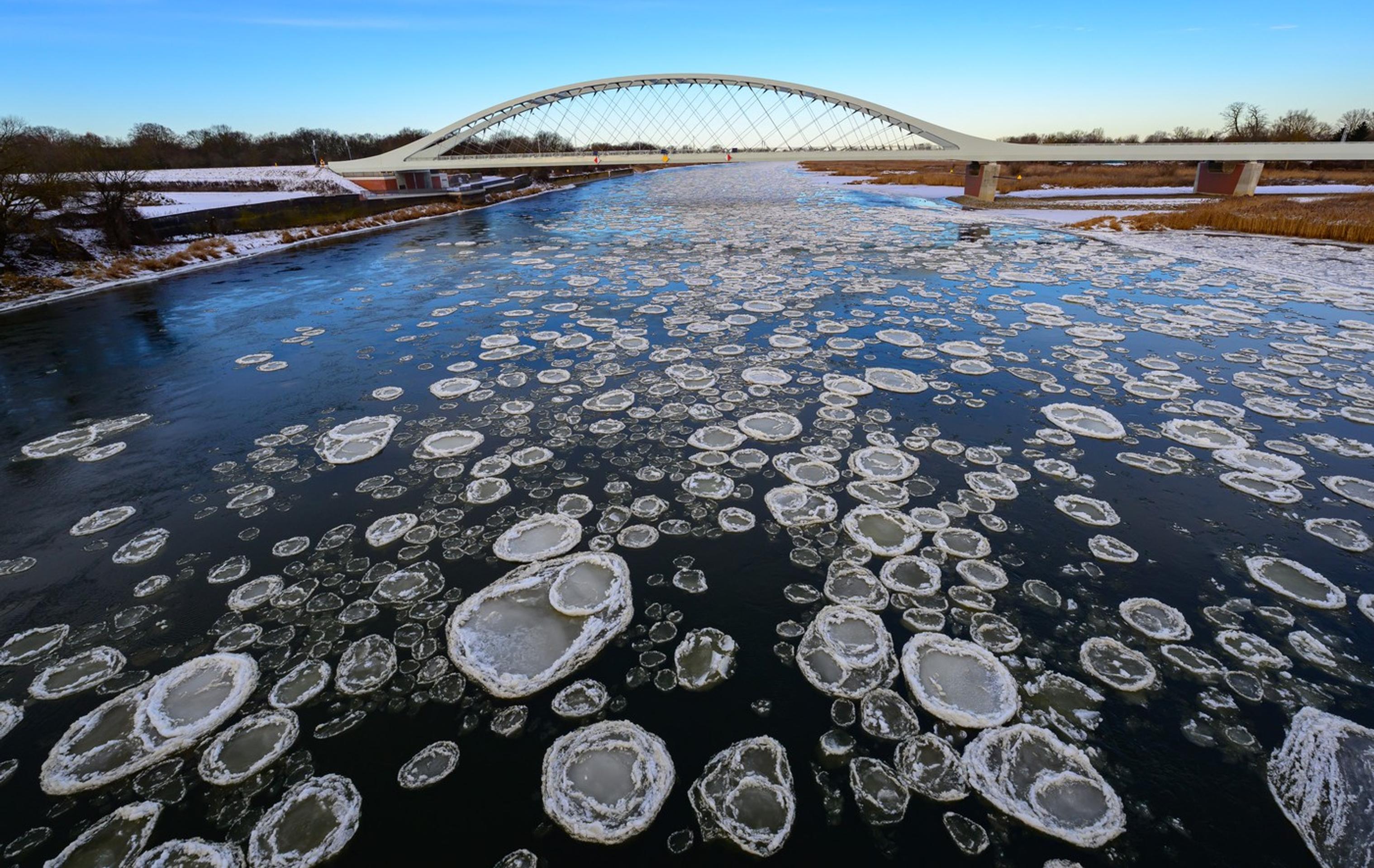 Kruhové kryhy na Odre v meste Küstrin-Kietz.