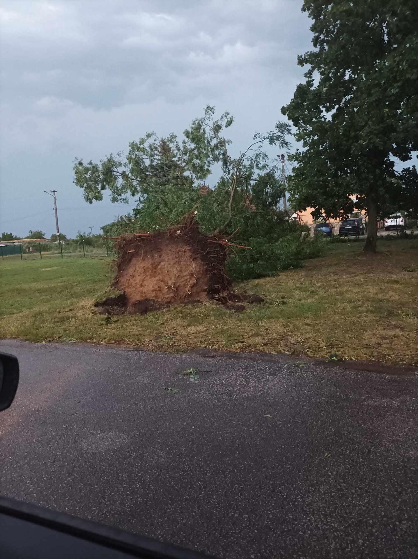 Búrka sa prehnala termálnym kúpaliskom v Poľnom Kesove.