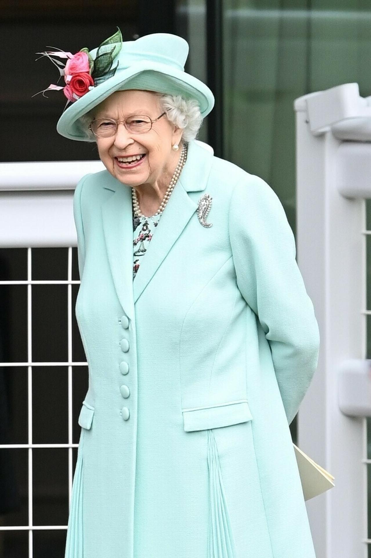 Kráľovná Alžbeta II. navštívila prestížne dostihy.